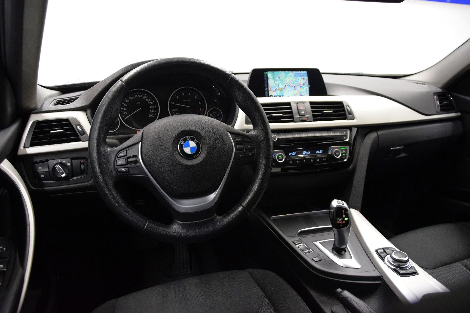 Fahrzeugabbildung BMW 318i Advantage Automatik Klima Alu PDC Navigatio