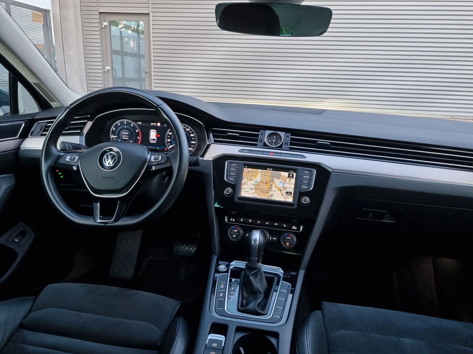 Fahrzeugabbildung Volkswagen Passat Variant 1.8 TSI DSG R-Line AHK eKLAPPE KA