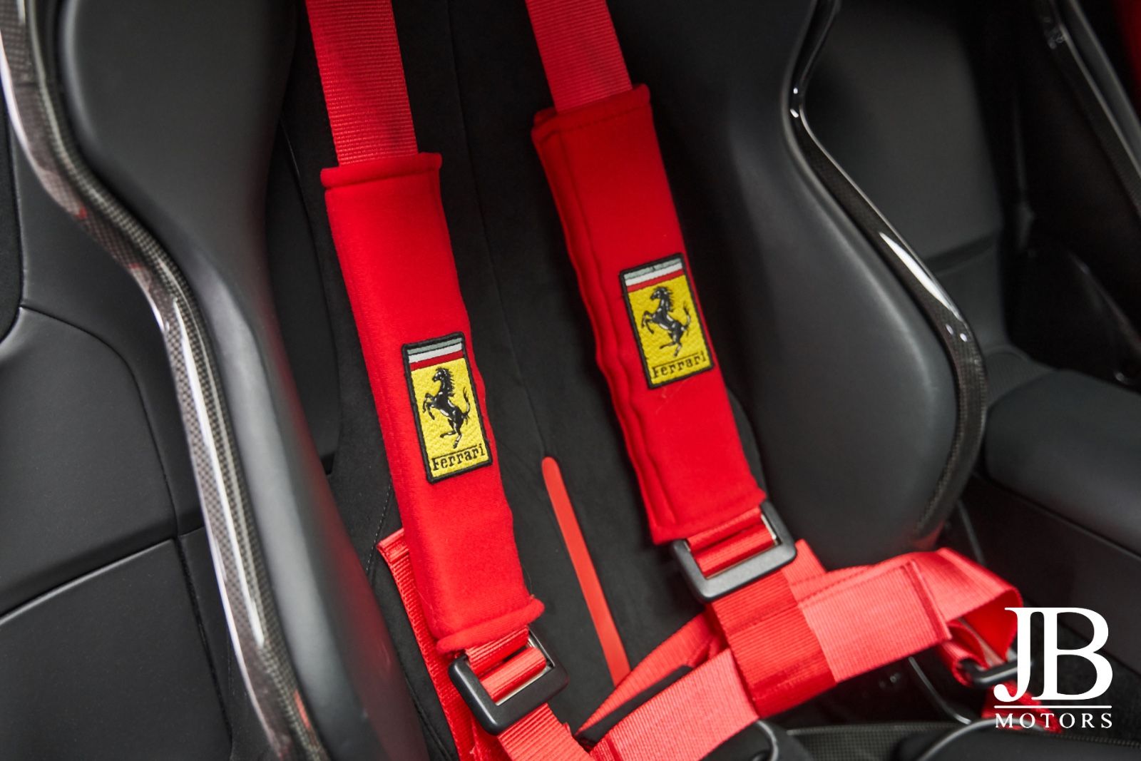 Fahrzeugabbildung Ferrari SF90 Stradale Full Carbon Lift Racing Seats JBL