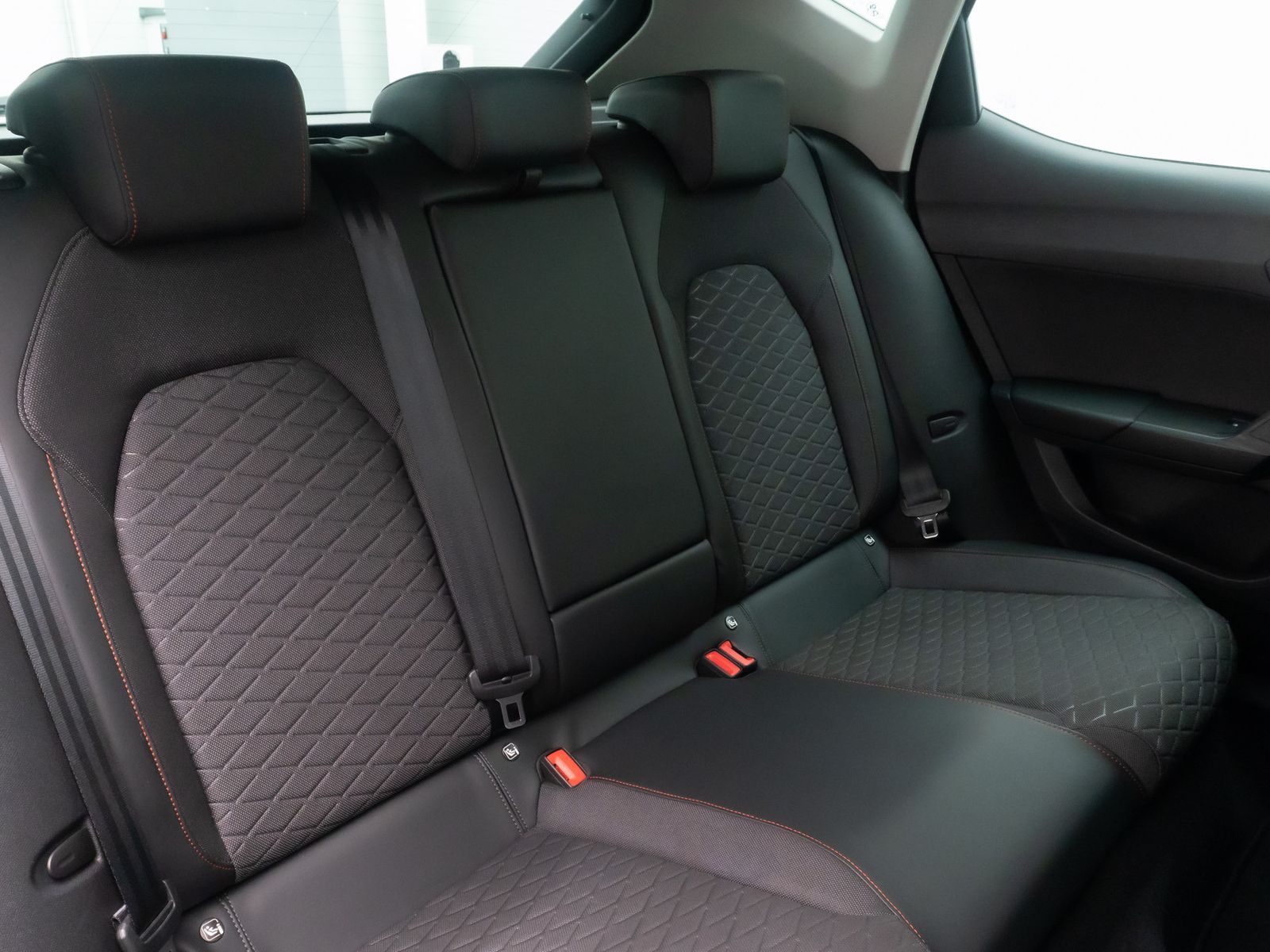 Fahrzeugabbildung SEAT Leon e-HYBRID FR Tempomat DigitDispl ParkAsssit