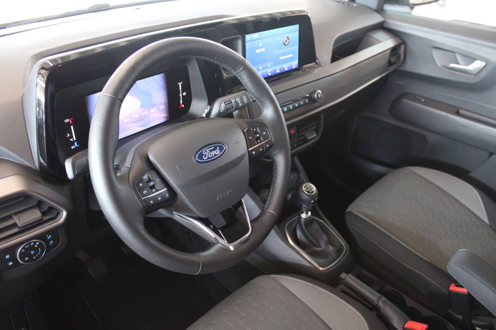 Fahrzeugabbildung Ford Tourneo Courier Titanium AHK Kamera WinterPaket2