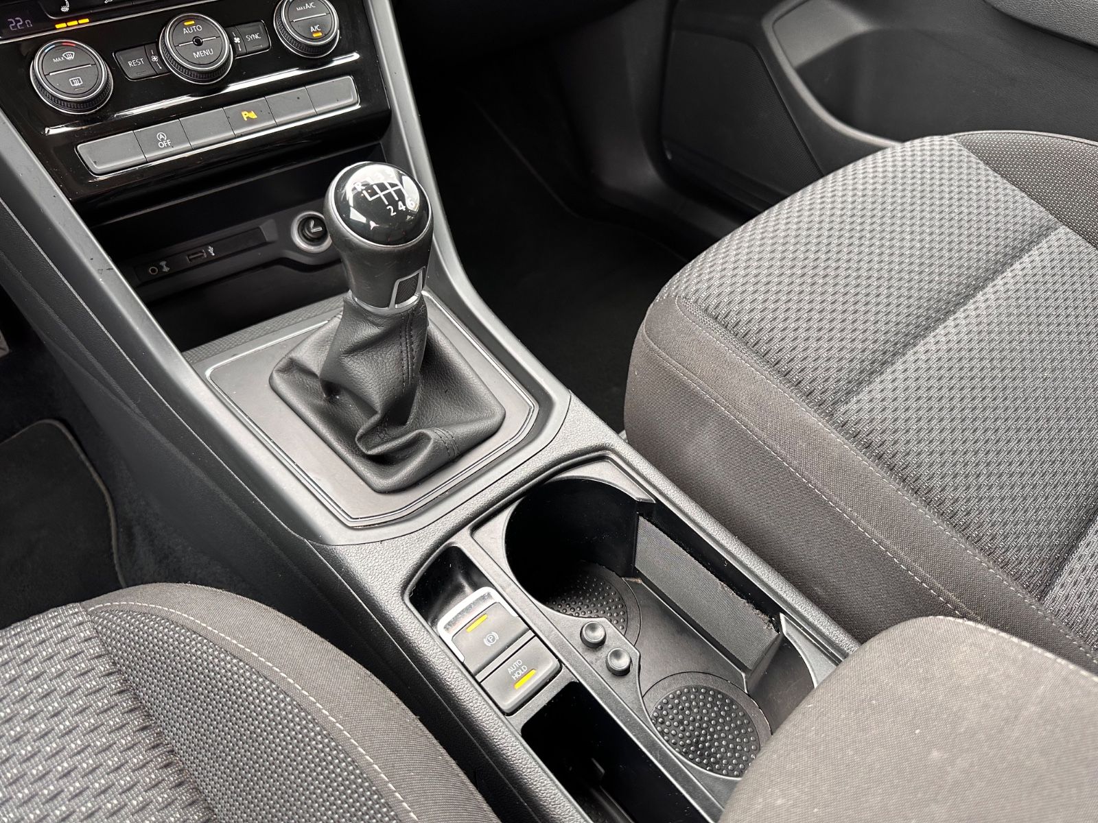 Fahrzeugabbildung Volkswagen Touran Comfortline 1.4 TSI 7-Sitze/ACC/SHZG/Navi
