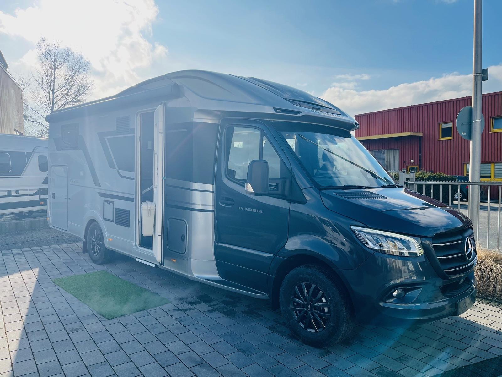Adria Coral Supreme 670 SL MB, Leder
