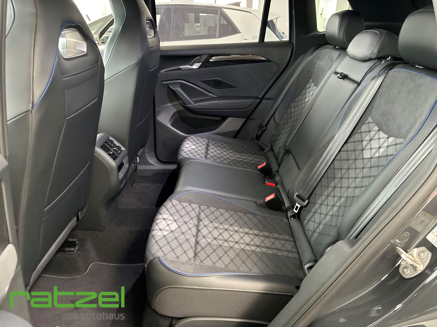 Fahrzeugabbildung Volkswagen Tiguan R-Line 110KW AHK+Elek. Heckklappe