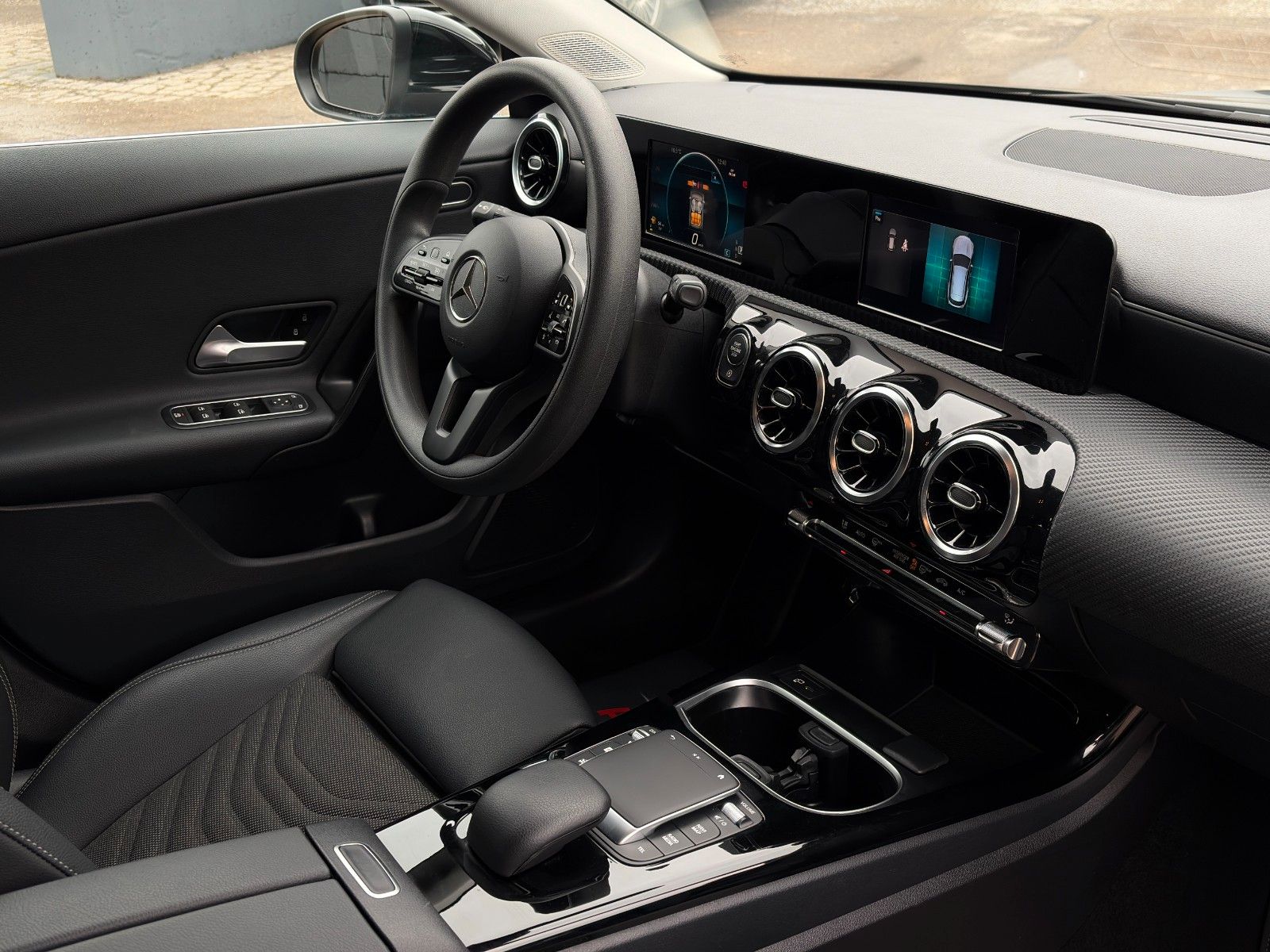 Fahrzeugabbildung Mercedes-Benz CLA 180 SB SHZ LKA TEMP MBUX Navi Wifi CarPlay