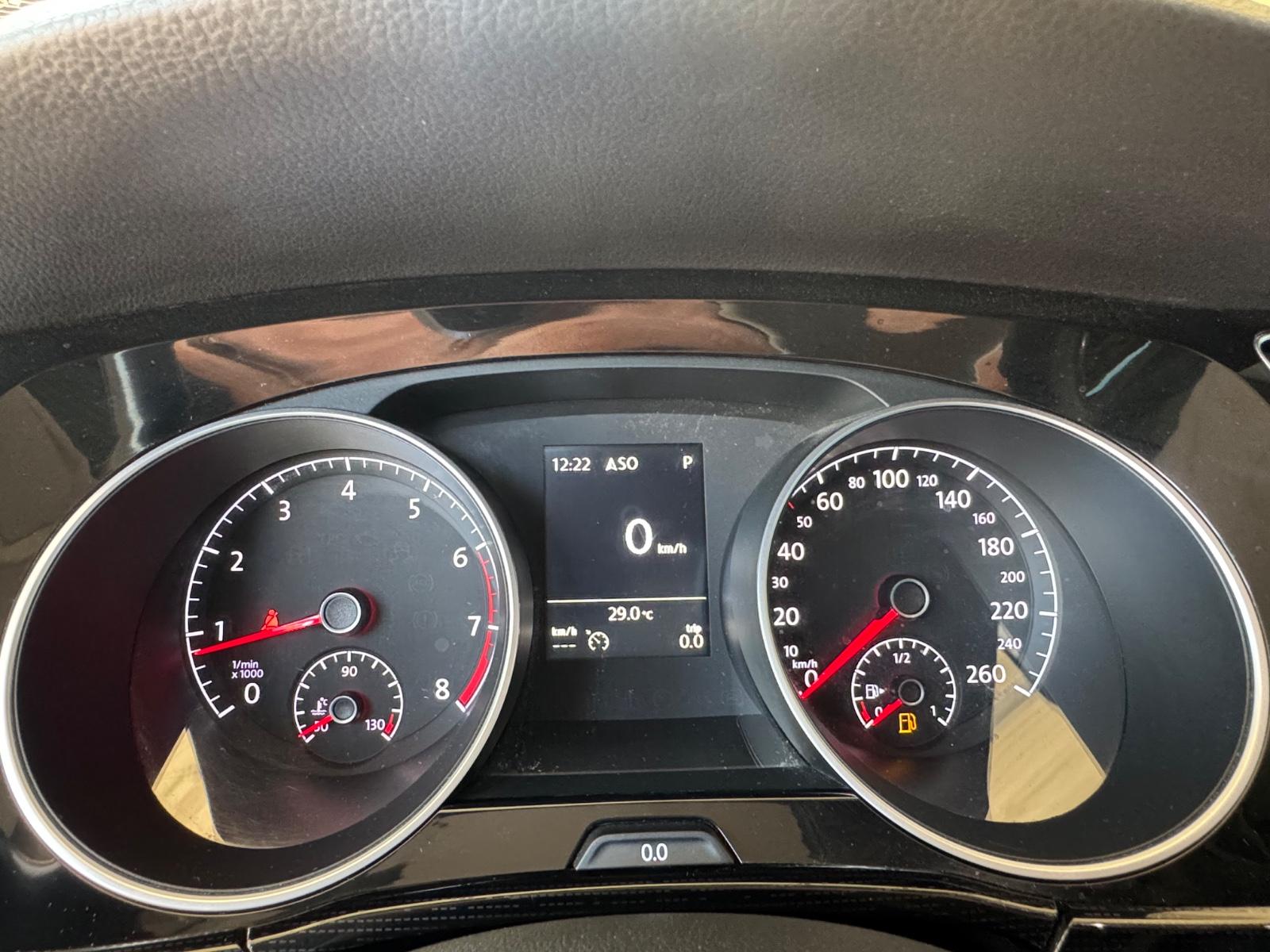 Volkswagen Touran*Navi*PDC*AHK*LED*1. Hd*Scheckheft*