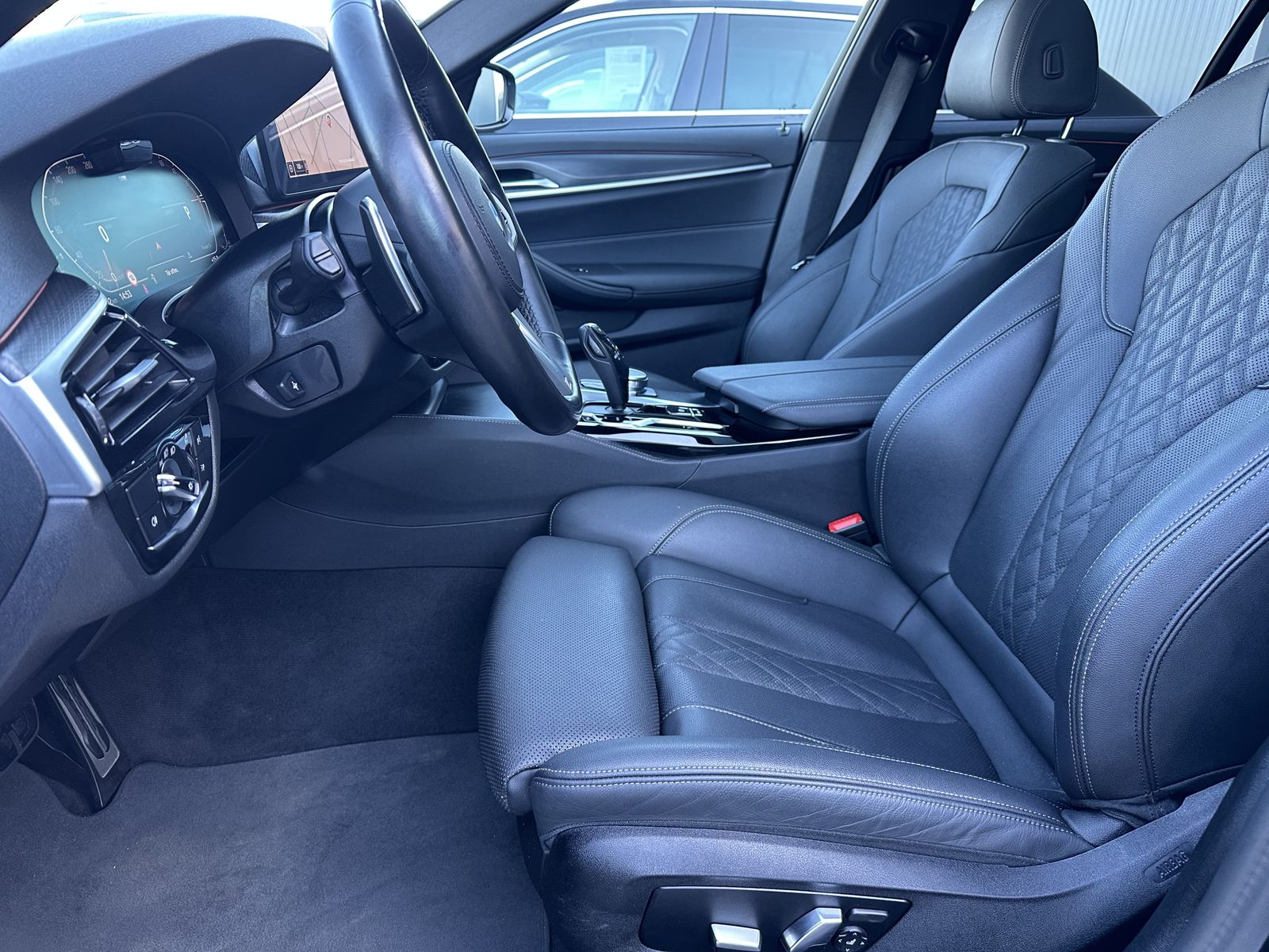 Fahrzeugabbildung BMW 520d Touring M-Sport NAV+LED+ACC+PANO+SHZ+LHZG