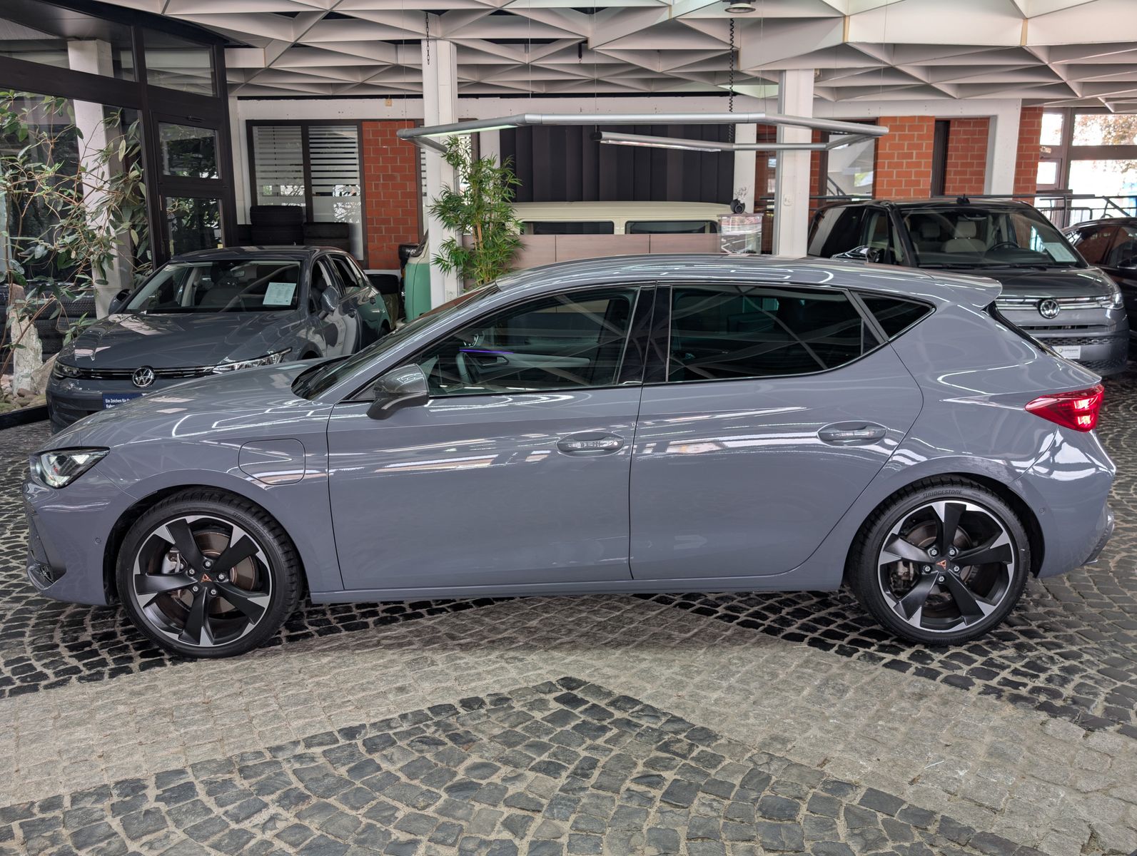 Fahrzeugabbildung CUPRA Leon 1.5 e-Hybrid ACC APP MATRIX EDGE SoH100%