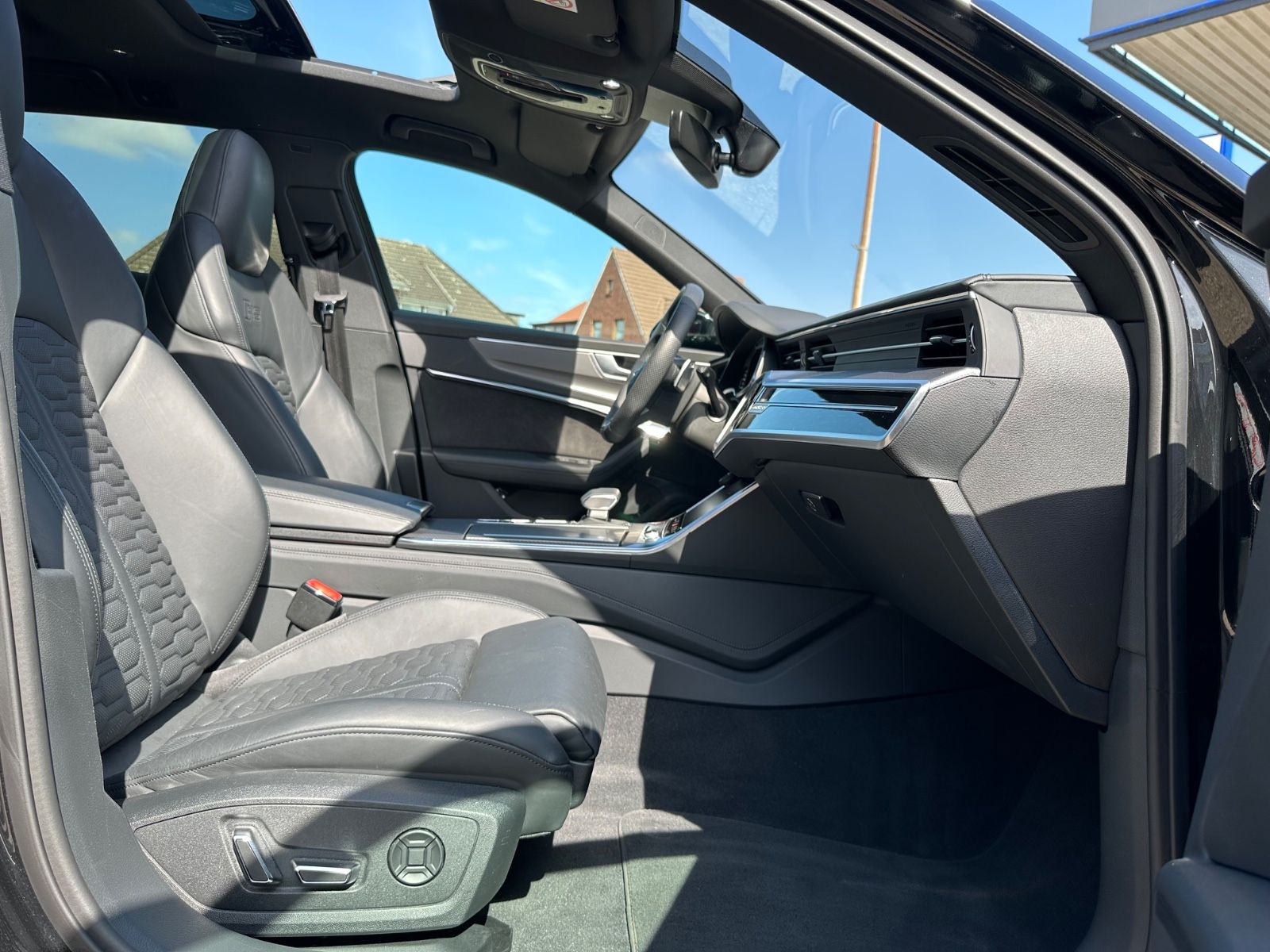 Fahrzeugabbildung Audi RS6  Avant 4.0 TFSI quattro Pano/AHK/STHZ/8-fach