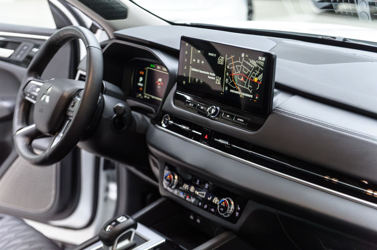 Fahrzeugabbildung Mitsubishi Outlander Top 4WD PHEV Leder LED 4xSHZ 360° HUD