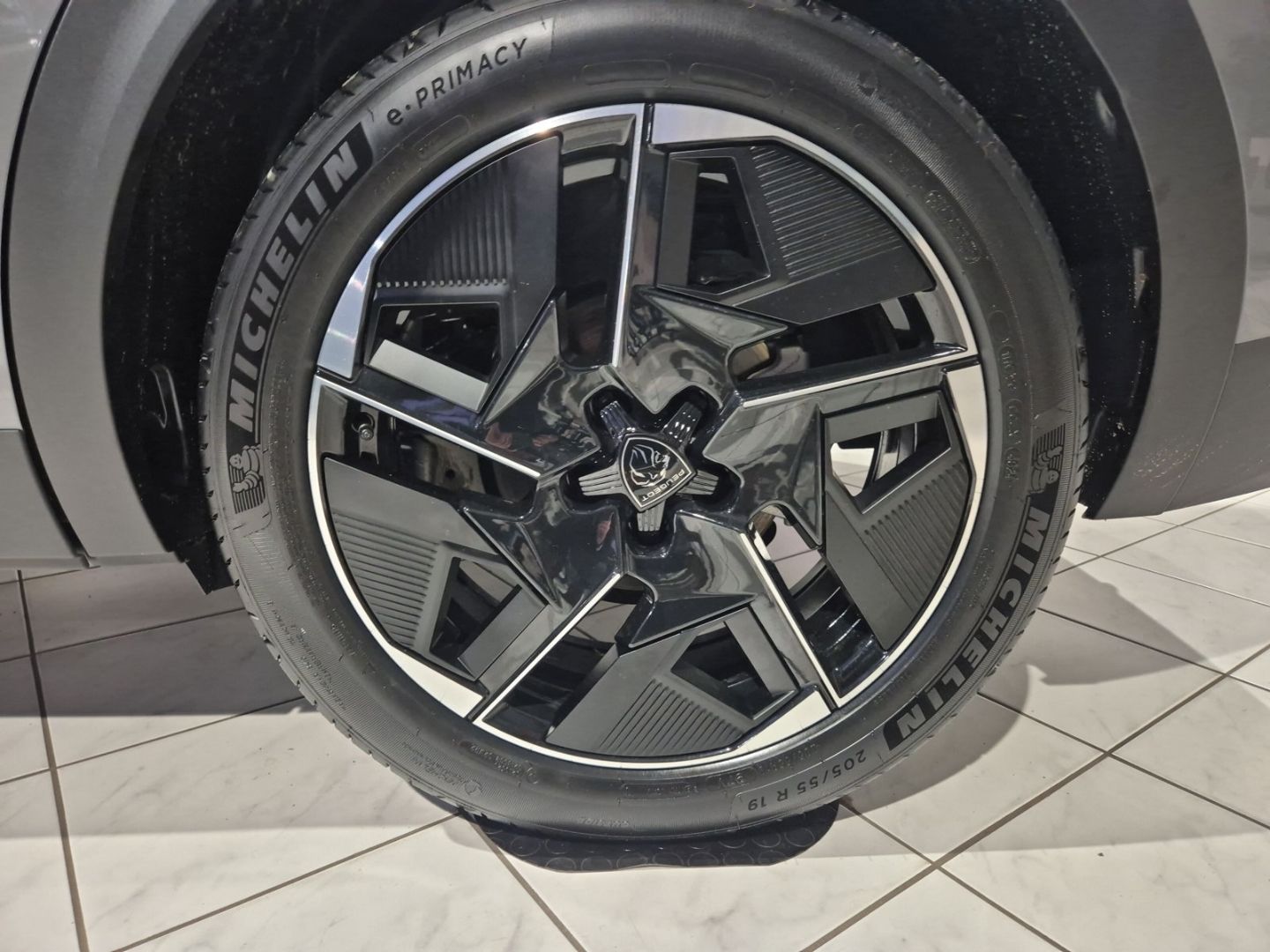 Fahrzeugabbildung Peugeot 408 Hybrid 1.2 GT HYBRID 136 Panorama Navi SHZ