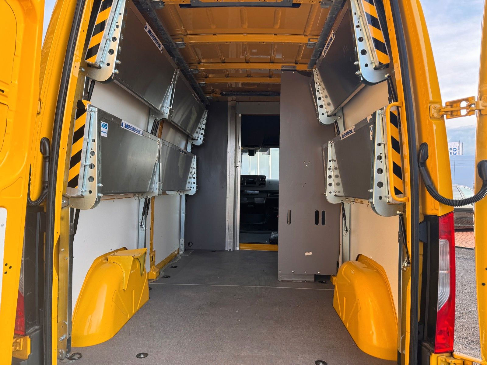 Fahrzeugabbildung Mercedes-Benz eSprinter 312 DHL Regal KEP-Ausbau
