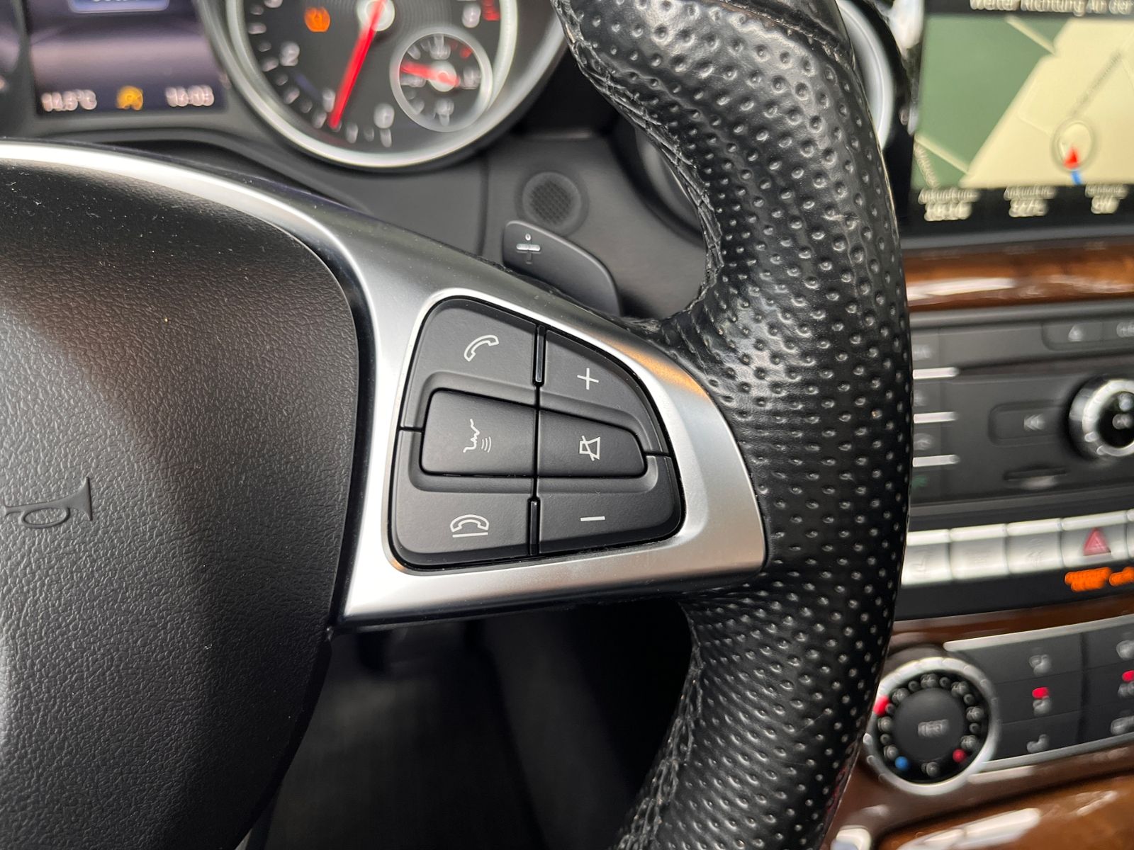 Fahrzeugabbildung Mercedes-Benz SLC 300 Roadster PANO NAVI ALU