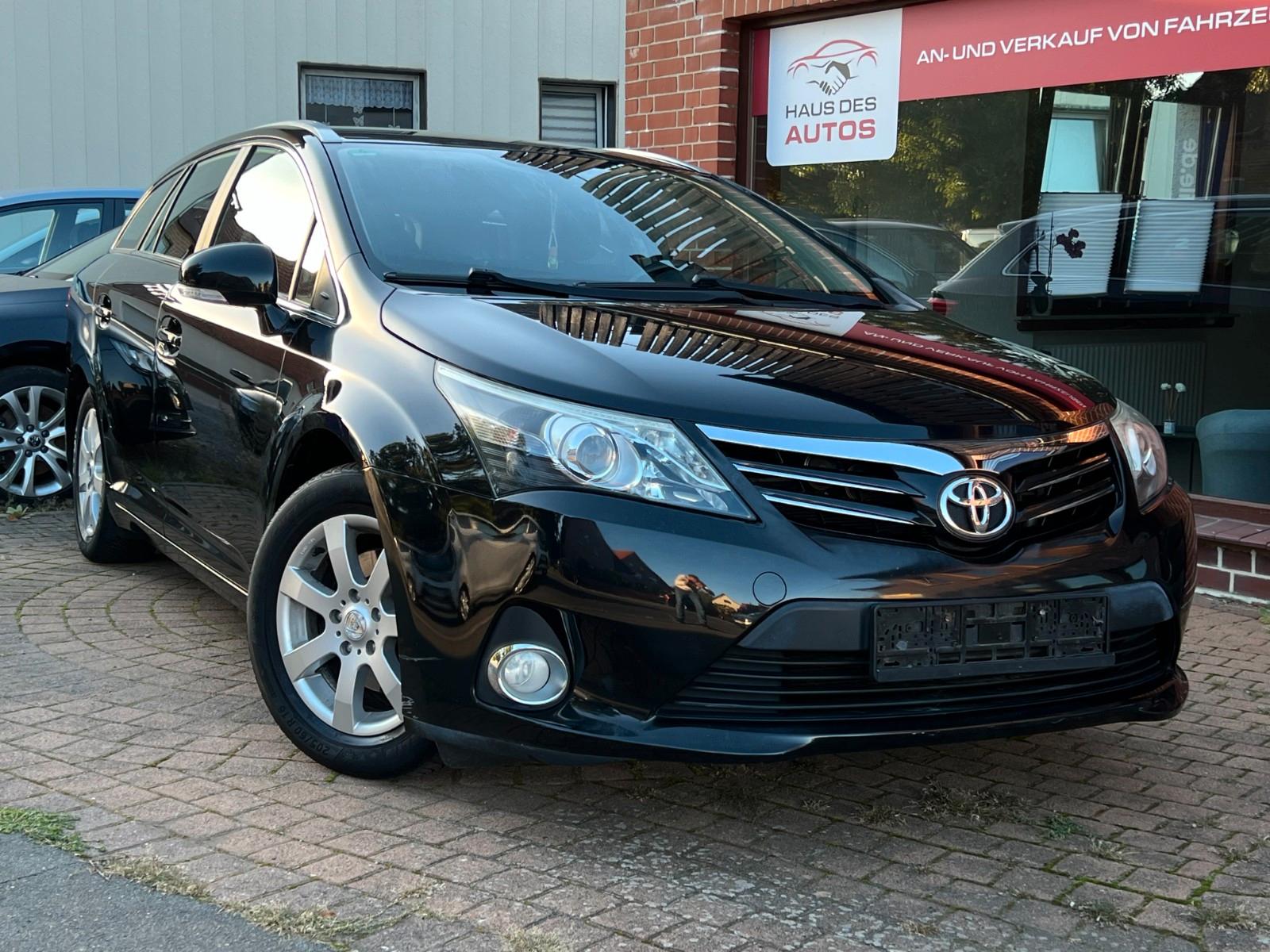 Toyota Avensis 2012 — rear view