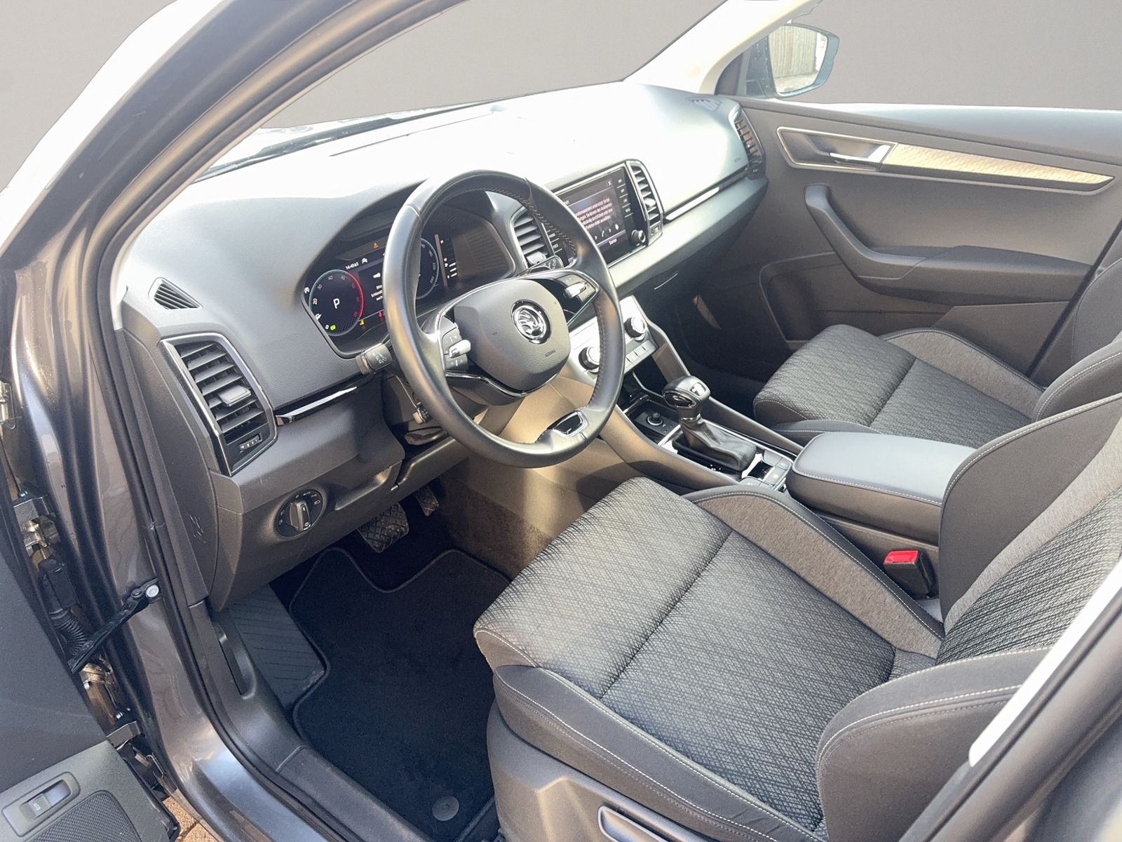 Karoq 2.0 TDI Style 4x4, AHK, PANO, Standheizung