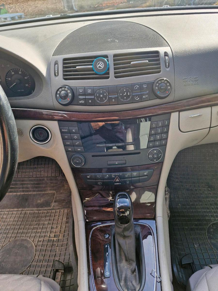 Mercedes-Benz E220 2004 — photo 7
