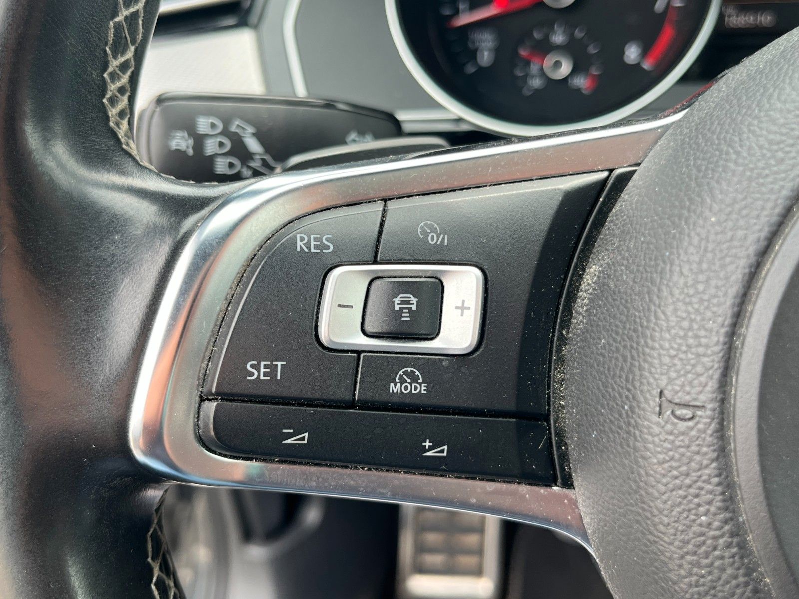 Fahrzeugabbildung Volkswagen 2.0 TSI DSG R-LINE/HIGHLINE Navi Pano AHK LED SP