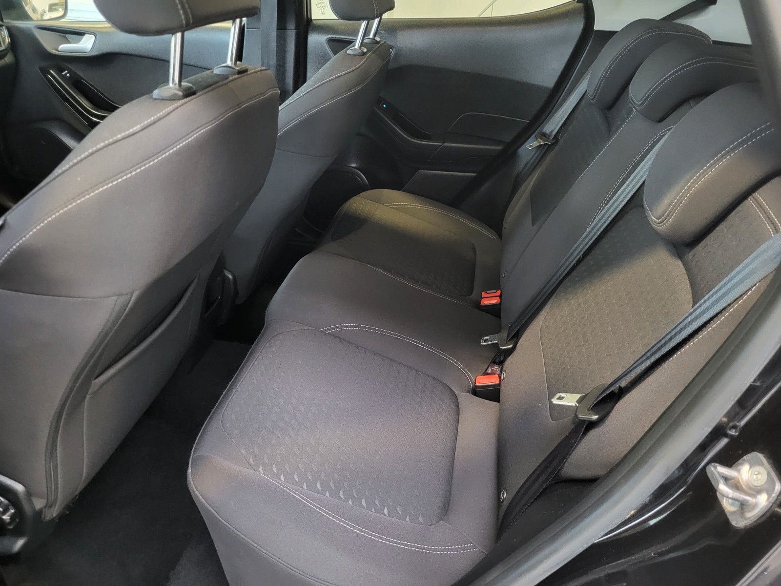 Fahrzeugabbildung Ford Fiesta Titanium/Winterpaket/LED/Sportsitze/PDC