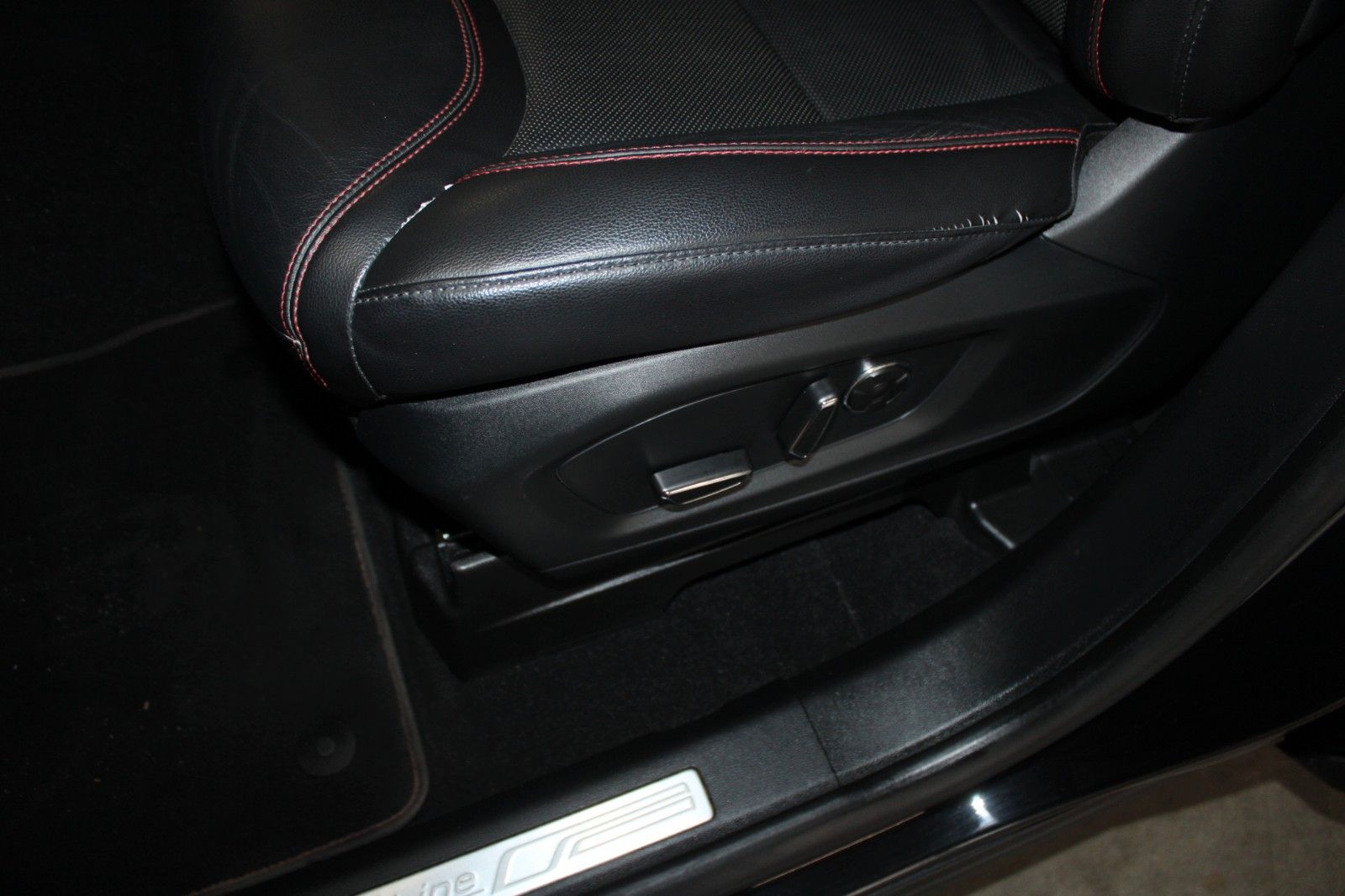 Fahrzeugabbildung Ford Explorer 3,0 PHEV Aut. ST-Line 7-Sitze PANO AHK