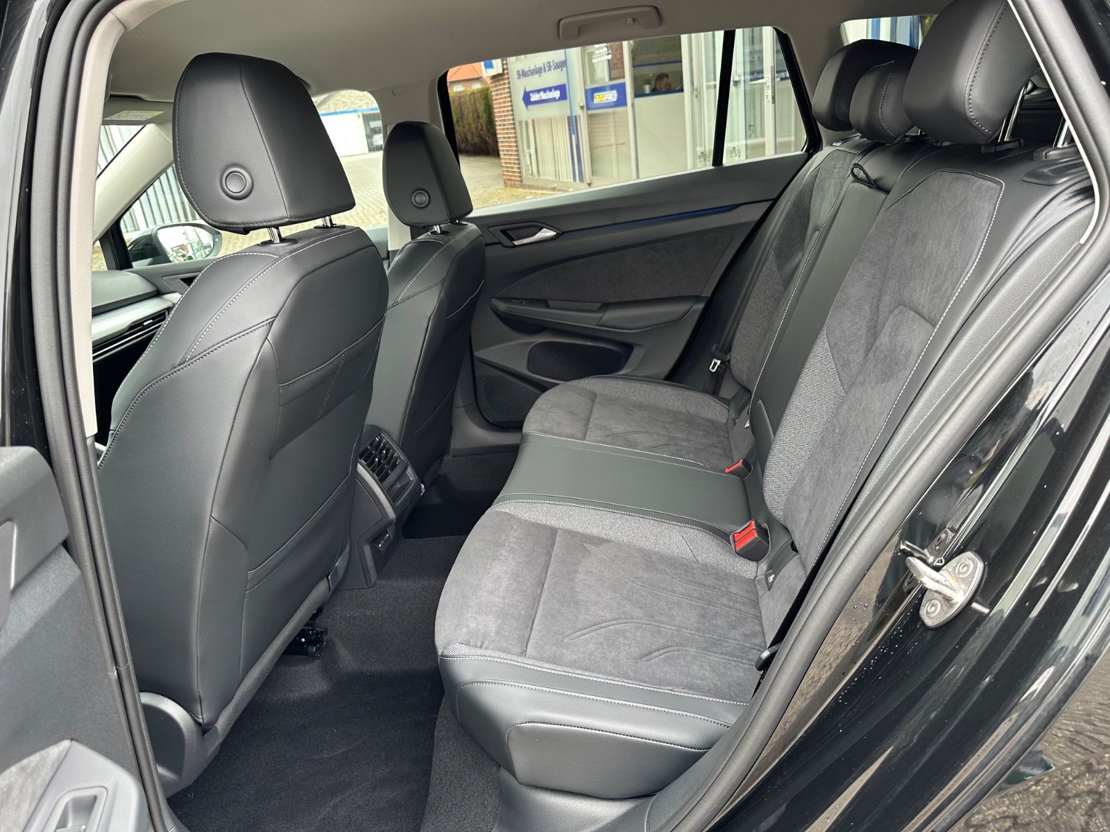 Fahrzeugabbildung Volkswagen Golf VIII Variant 1.5 TSI Life Navi/ACC/LED/Shzg