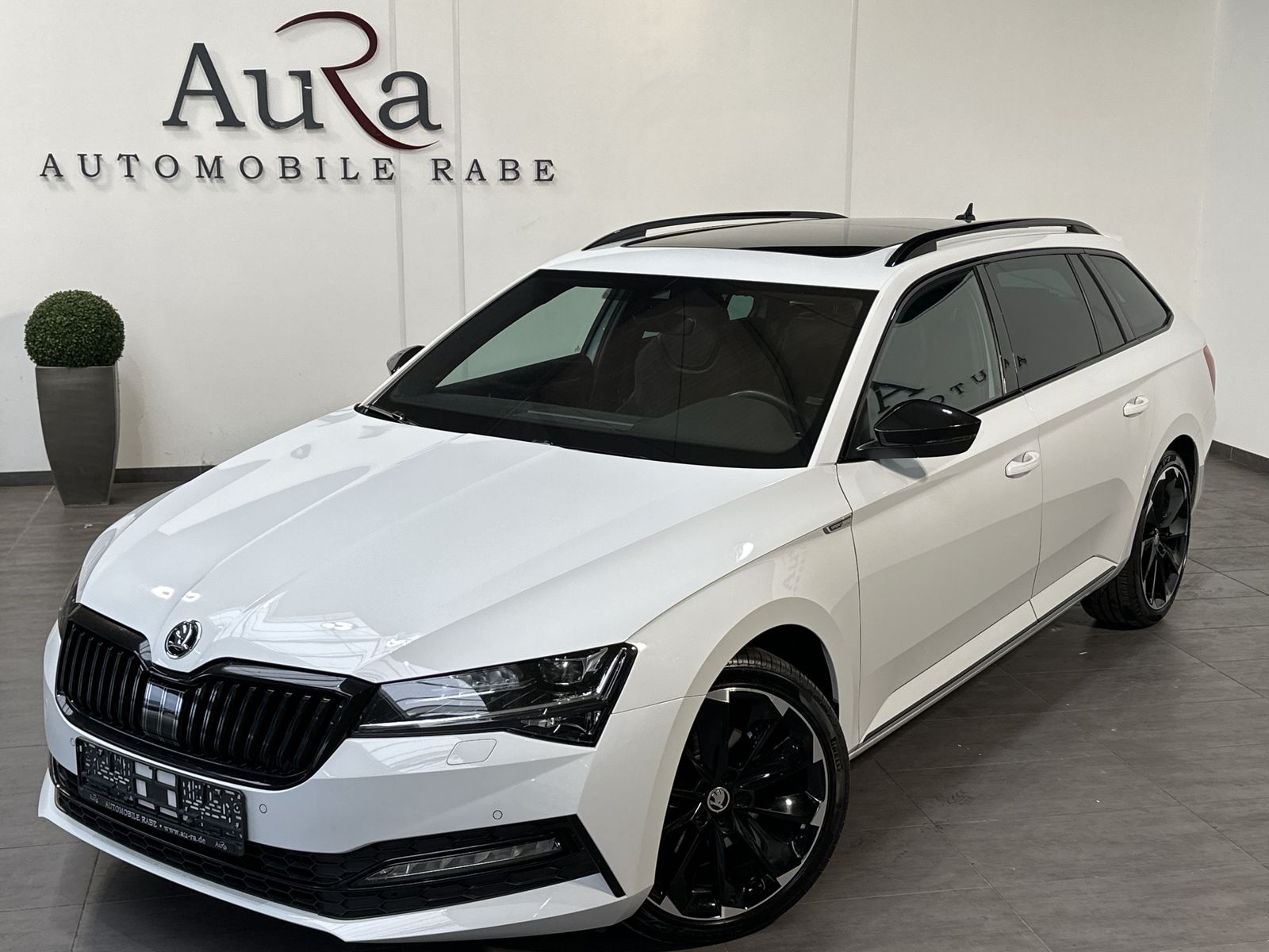 Fahrzeugabbildung SKODA Superb Combi 2.0 TDI DSG Sportline NAV+LED+PANO