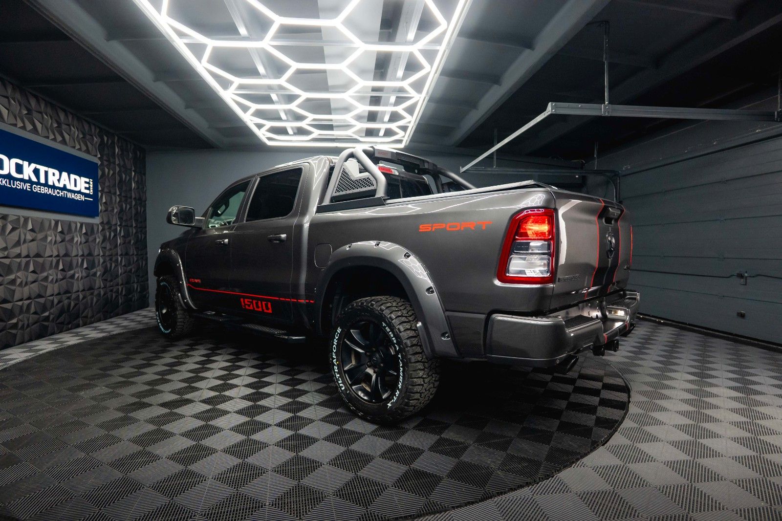 Fahrzeugabbildung Dodge RAM 5.7 V8 HEMI 4x4 OFFROAD Night-Edition *Pano*