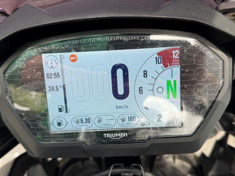 Fahrzeugabbildung Triumph Tiger 1200er Desert Edition Koffer Bügel Scheibe