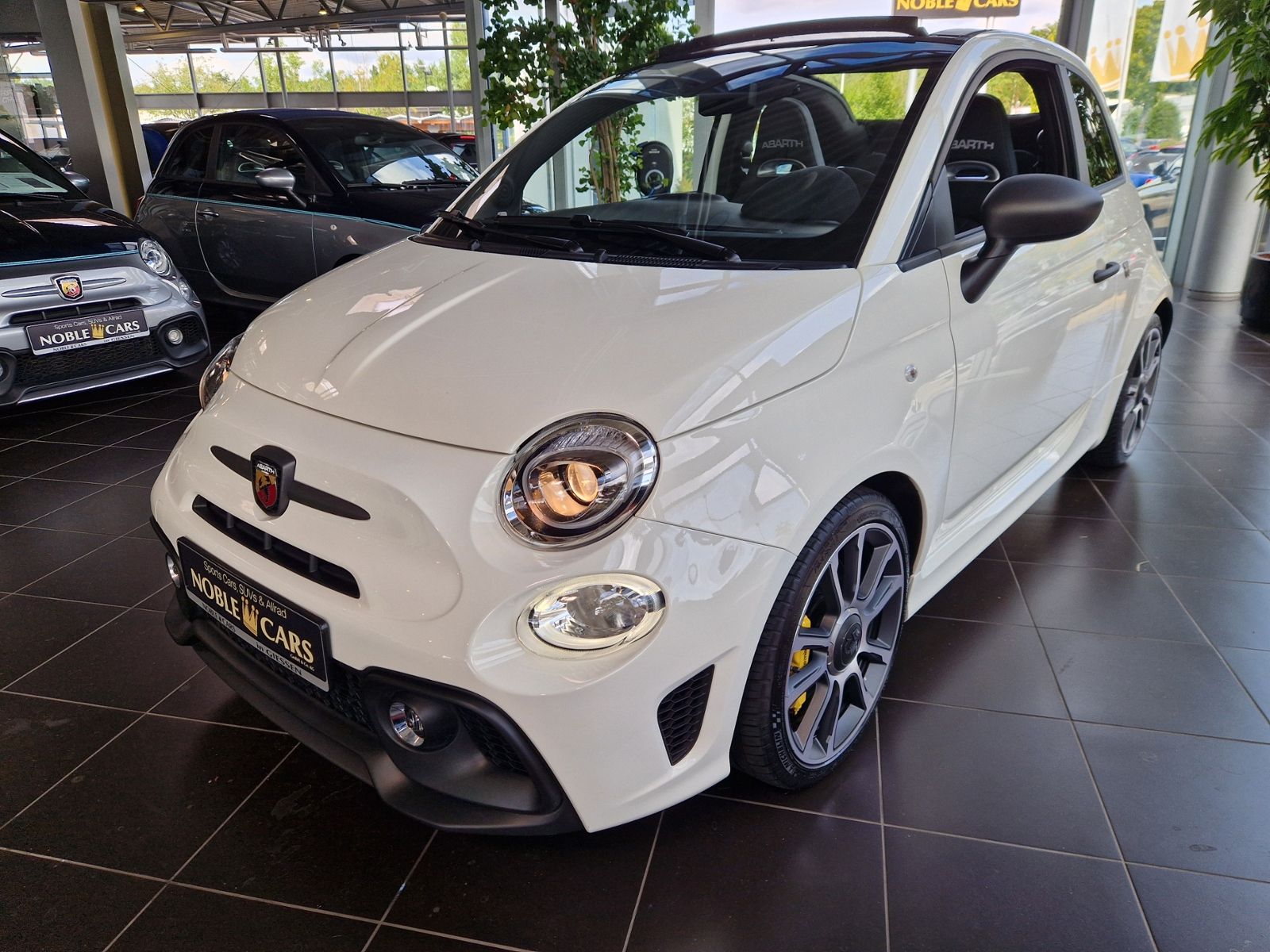 Fahrzeugabbildung Abarth 695C Turismo BEATS NAVI LEDER