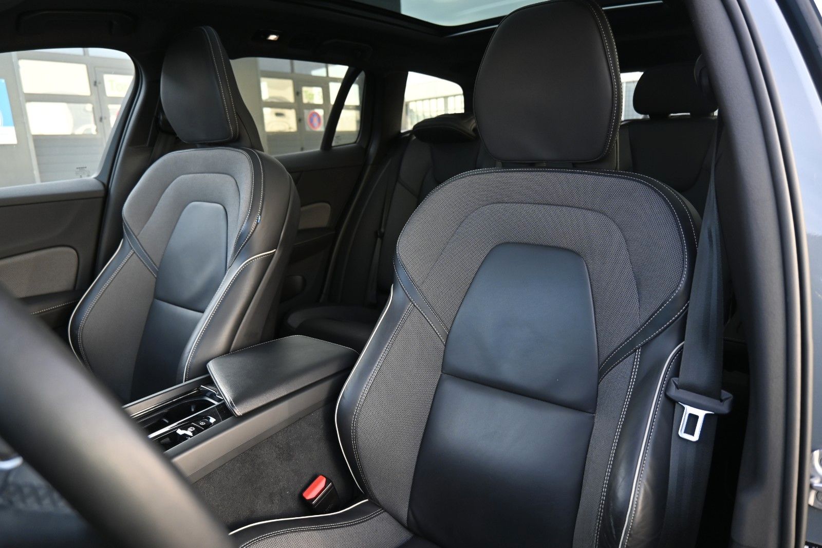 Fahrzeugabbildung Volvo V60 B4 Diesel CC Plus AWD*360°*PANO*H&K*