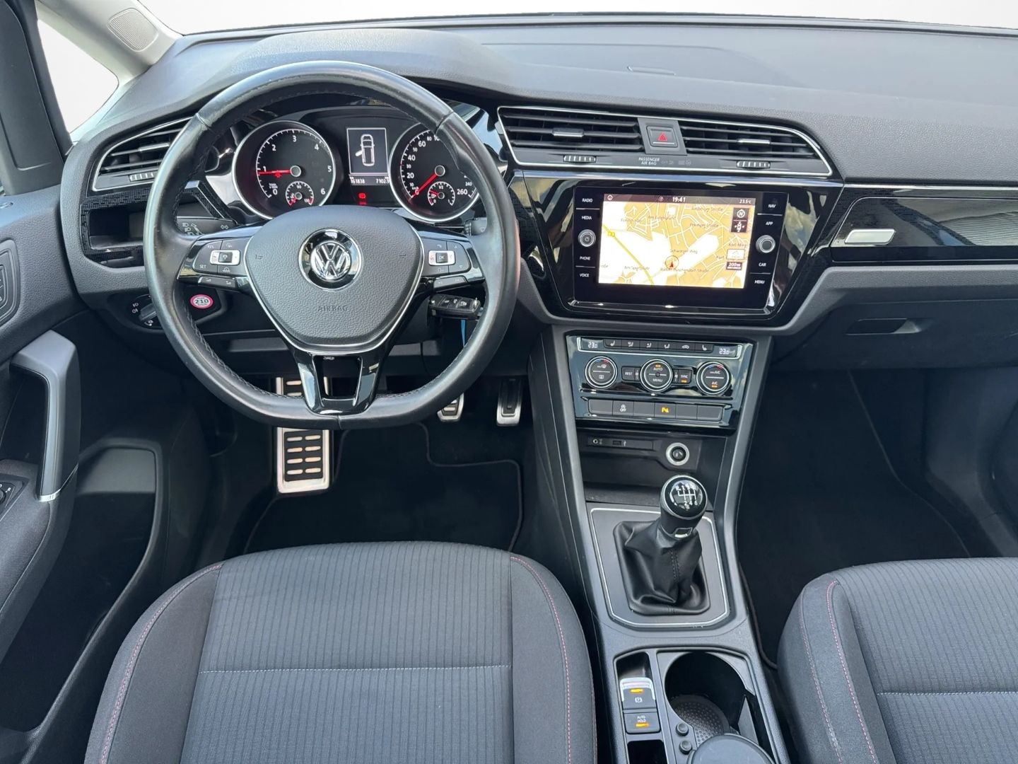 Touran 1.6 TDI "SOUND" *LED*NAVI*PANO*7SITZE*