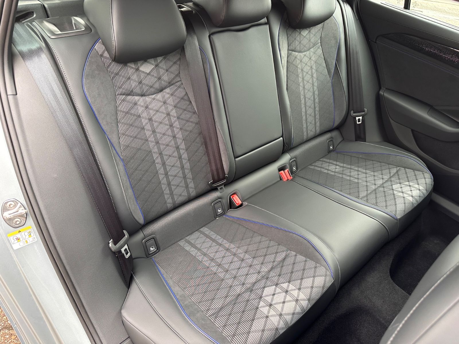Fahrzeugabbildung Volkswagen Passat Variant 2.0 TDI 4M R-Line Matrix/AHK/Navi