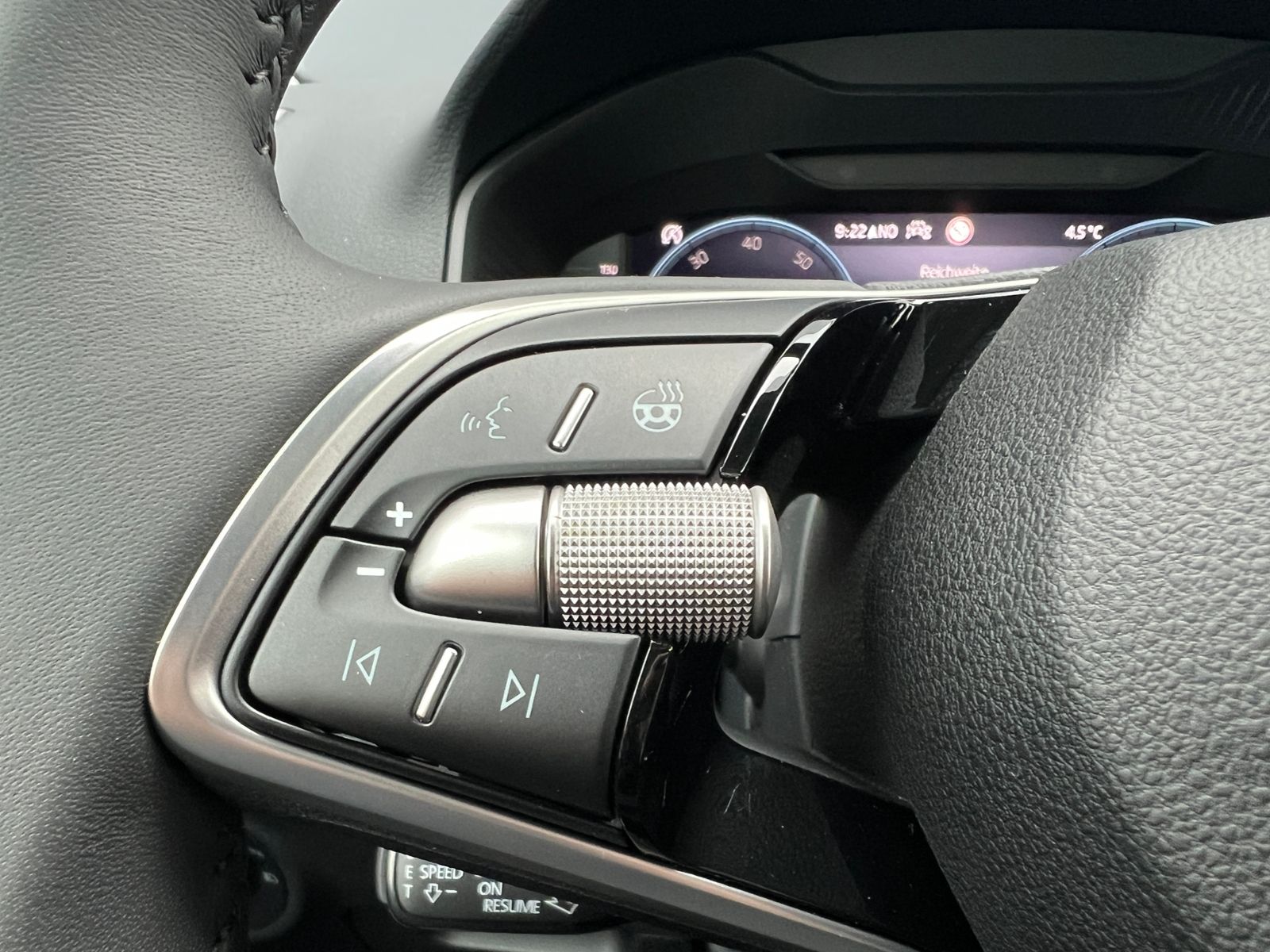 Fahrzeugabbildung SKODA Karoq Tour 1.5 TSI DSG *AHK, 17" LM-Felge, Navi,