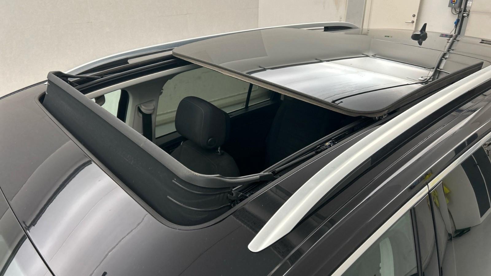 Volkswagen Touran R-Line High.7Sitze Navi Cockpit Pano.RFK AHK ACC, миниатюра 8