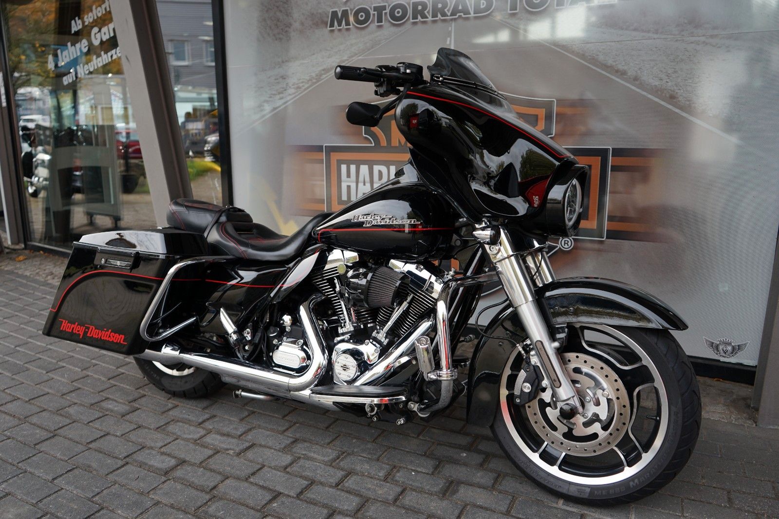Fahrzeugabbildung Harley-Davidson Street Glide Bagger FLHX mit viel Zubehör