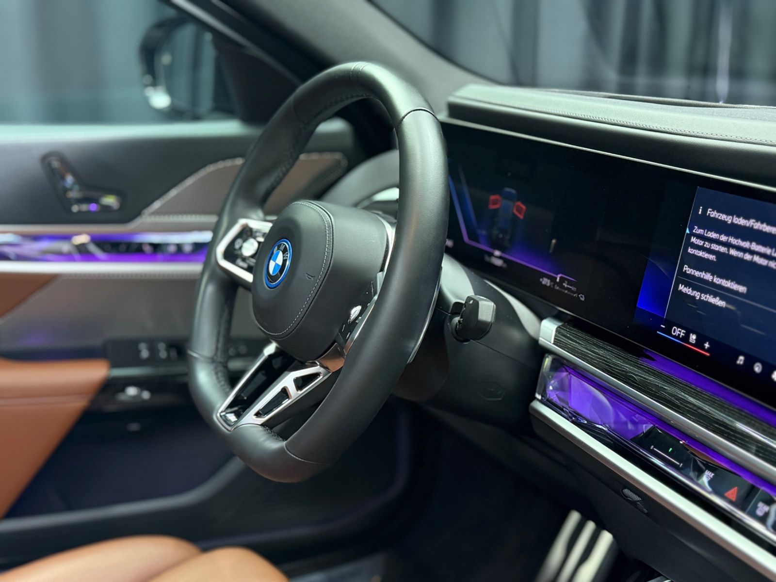 Fahrzeugabbildung BMW 750e xDrive M Sport Pro|TV|B&W|MASSAGE|SKY-LOUNG