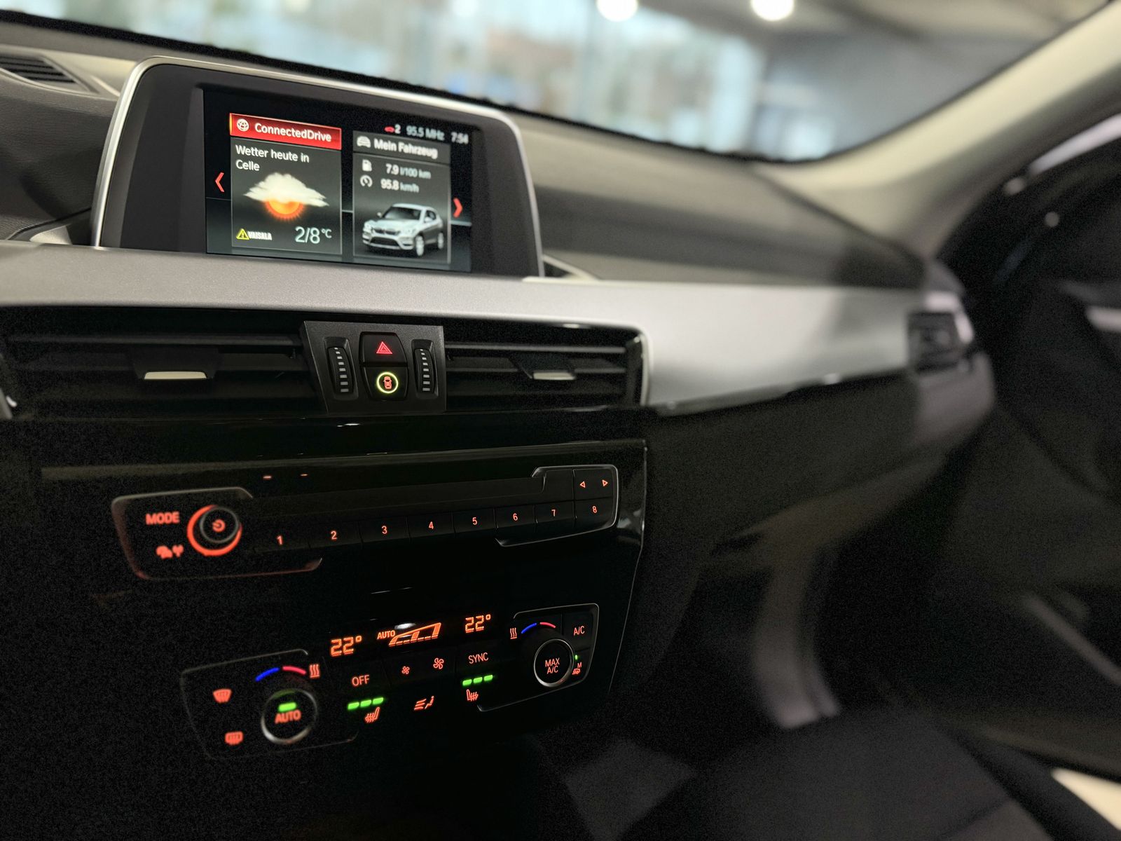 Fahrzeugabbildung BMW X1 sD20i DAB Parkassistent Geschwindigkeitsreg.