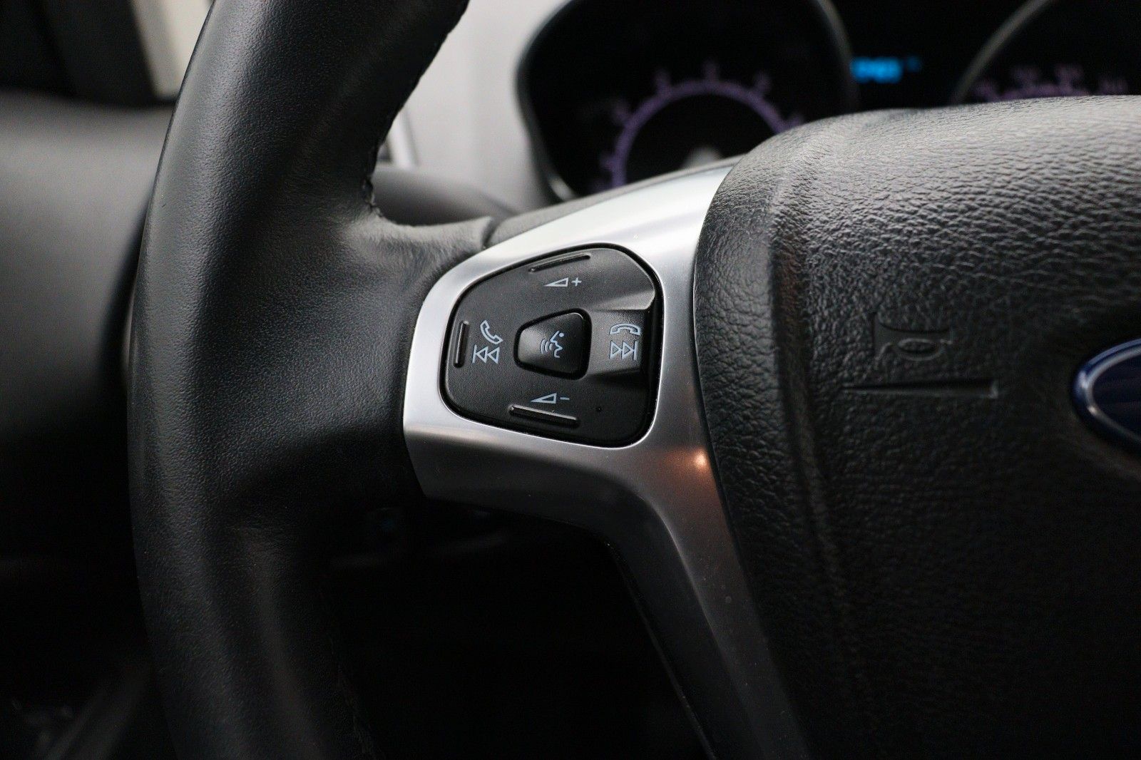 Fahrzeugabbildung Ford EcoSport 1.0 Titanium PDC TEMPO SHZ