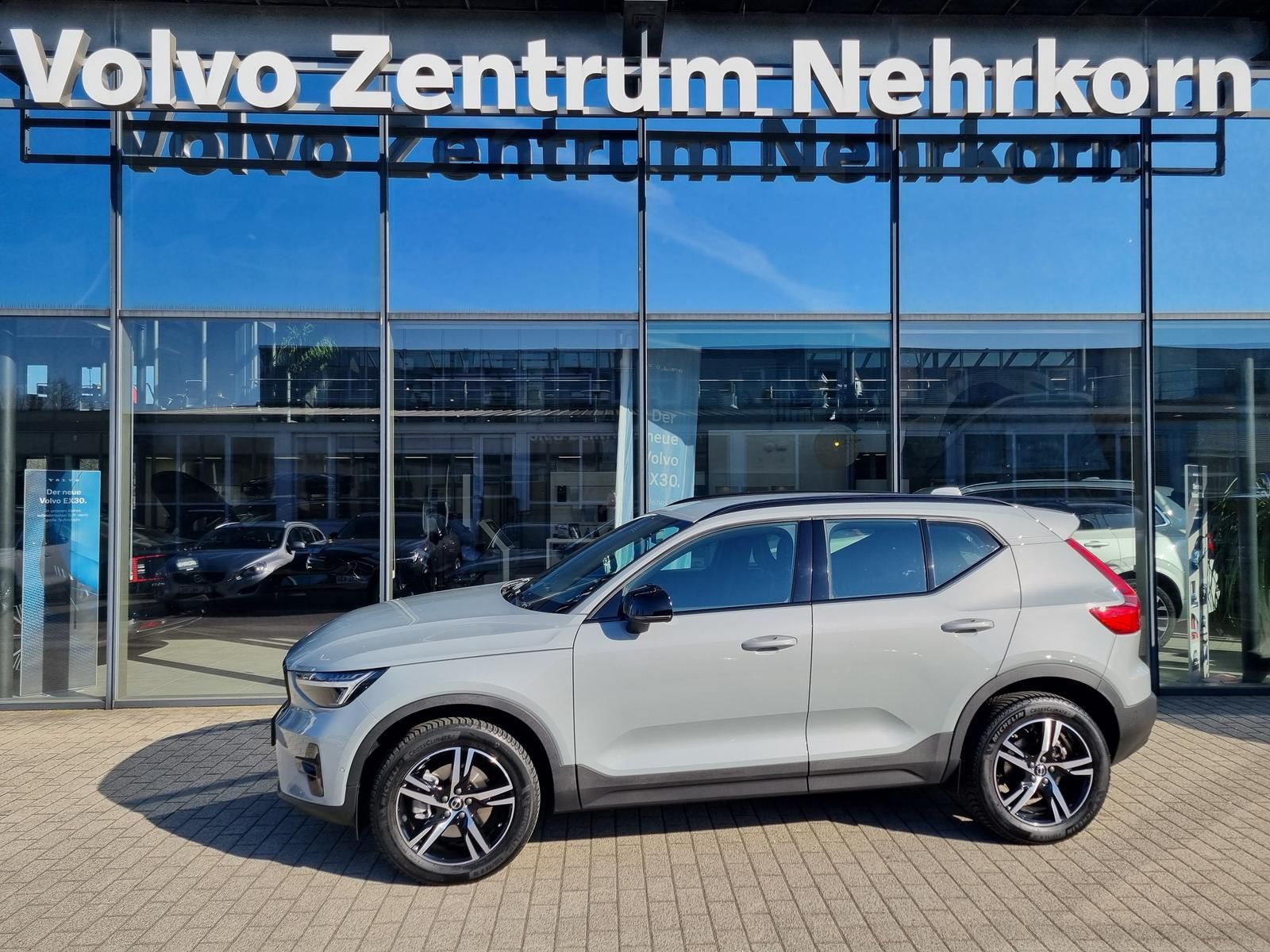 Fahrzeugabbildung Volvo XC40 B4 Benzin Plus Dark 'ACC, BLIS, 360-Cam'