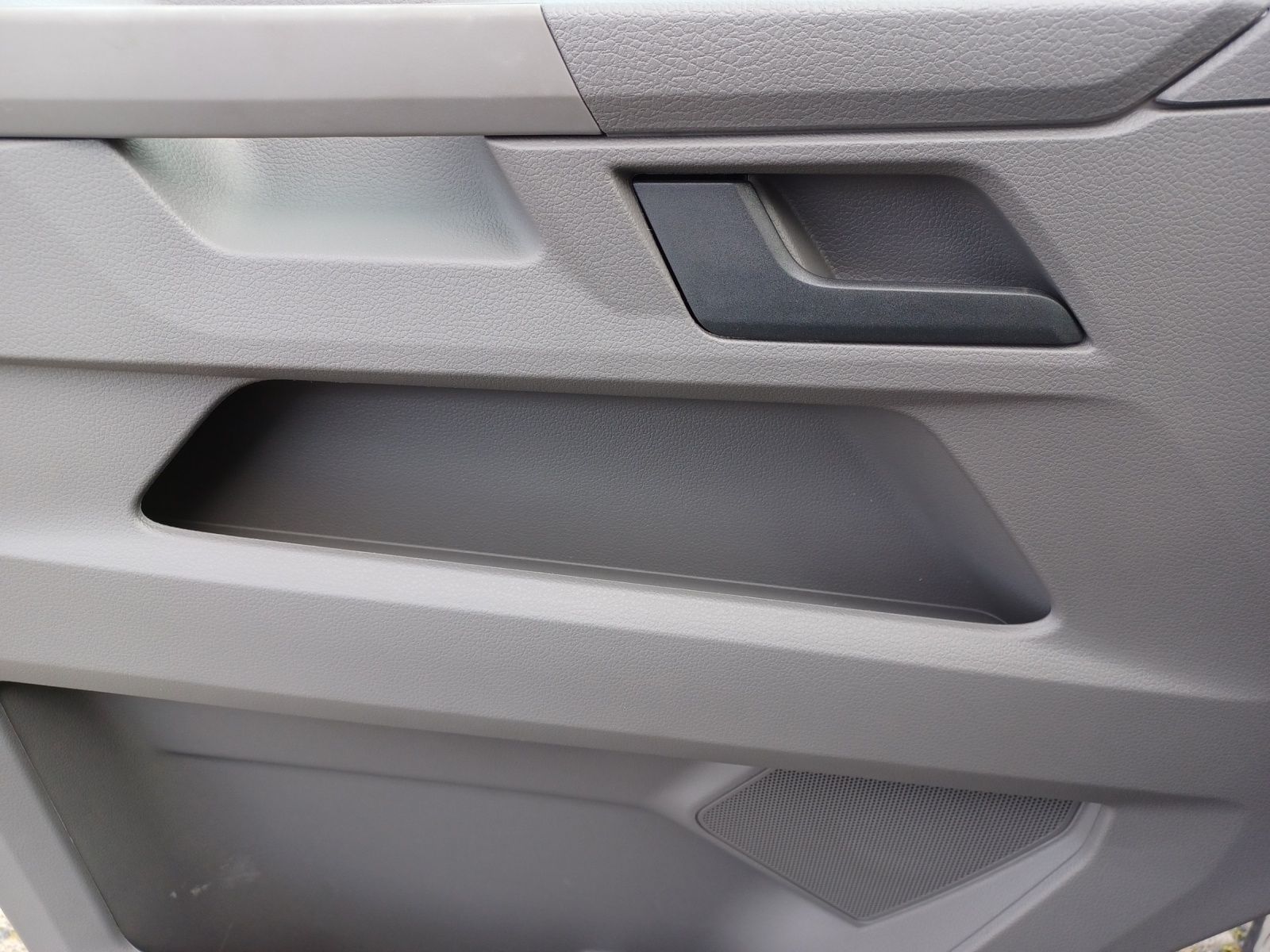 Fahrzeugabbildung Volkswagen T6.1 Transporter Kombi TDI LR NAVI LED KLIMA