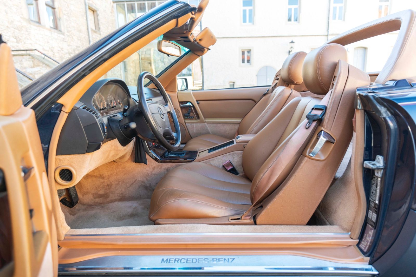 Fahrzeugabbildung Mercedes-Benz SL 500 TEMPOMAT ELEK.SITZE LEDER