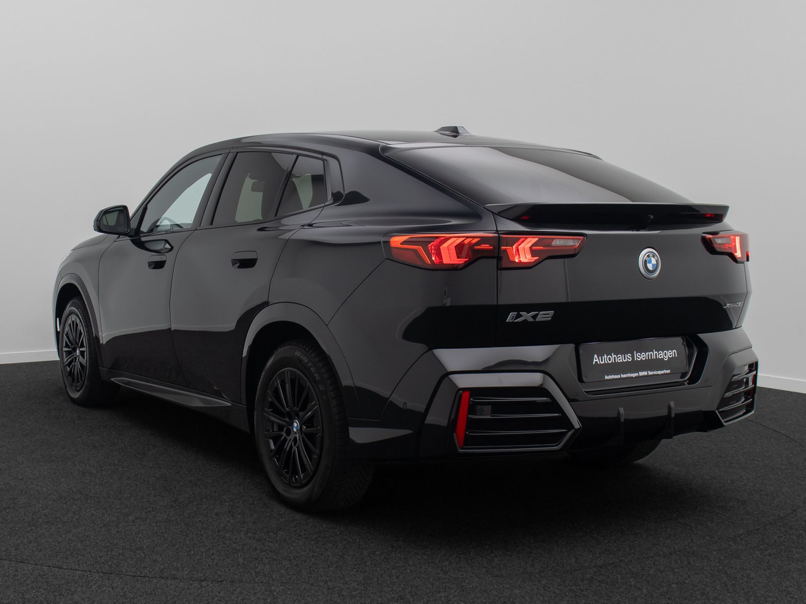 Fahrzeugabbildung BMW iX2 xD30 M Sport 360&deg;HUD DAB H/K Komfort AHK ACC