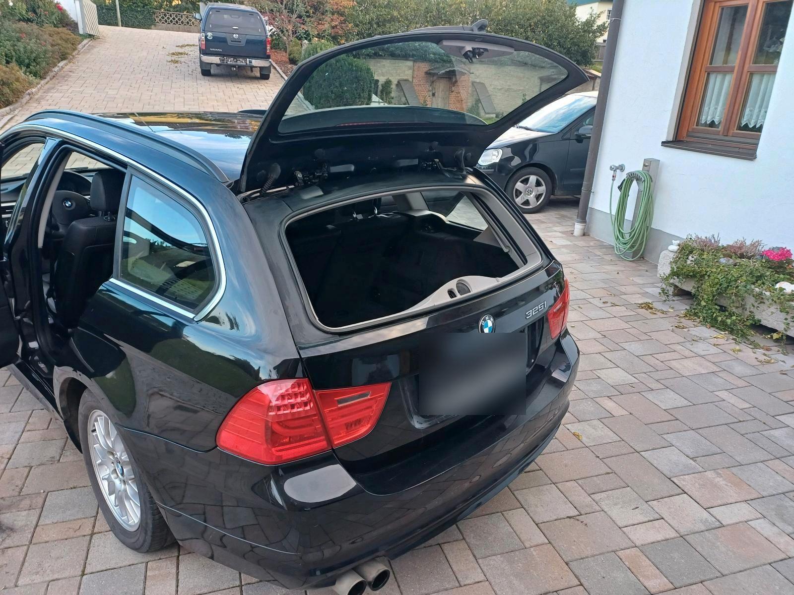BMW 325 2012 — interior