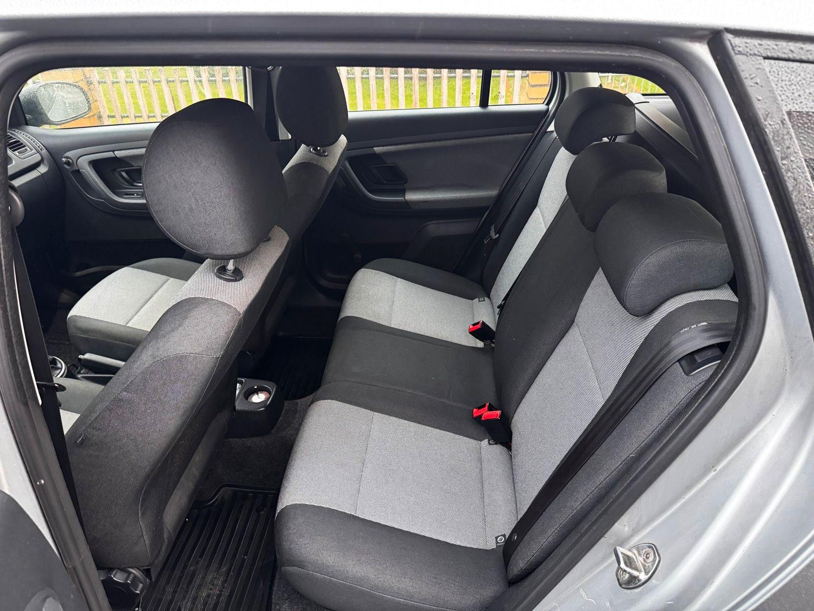 Skoda Fabia 2011 — photo 11