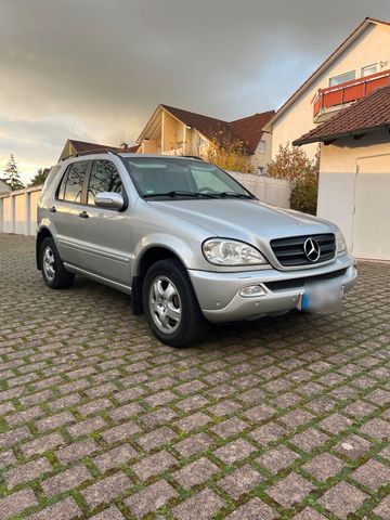 Mercedes-Benz Mercedes ML 270 7 sitzen.