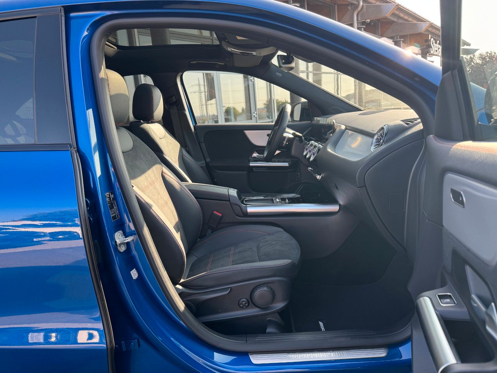 Fahrzeugabbildung Mercedes-Benz GLA 200 AMG+PANO+DistrPlus+RFK+Night