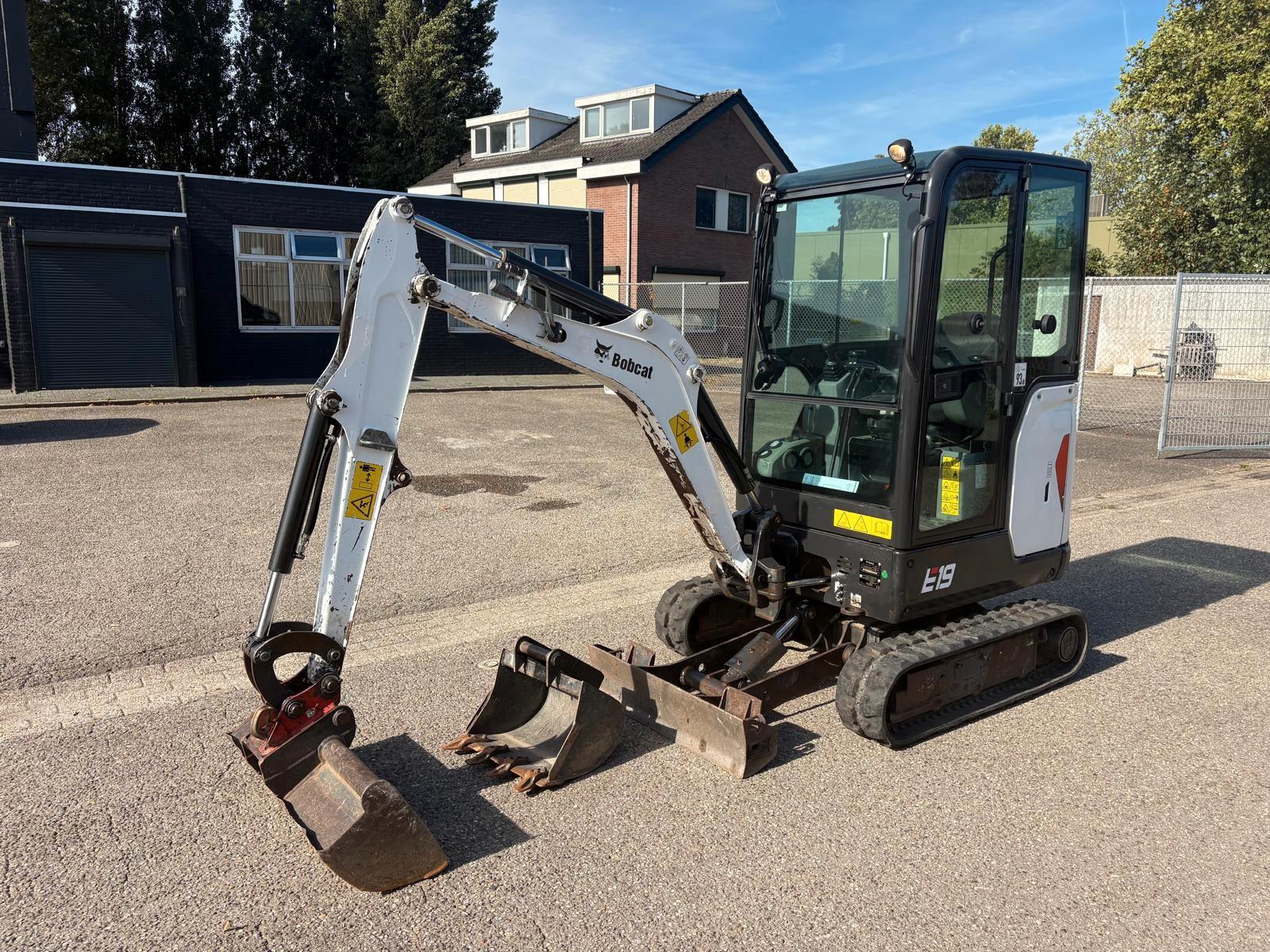 Bobcat E19   2X Löffel