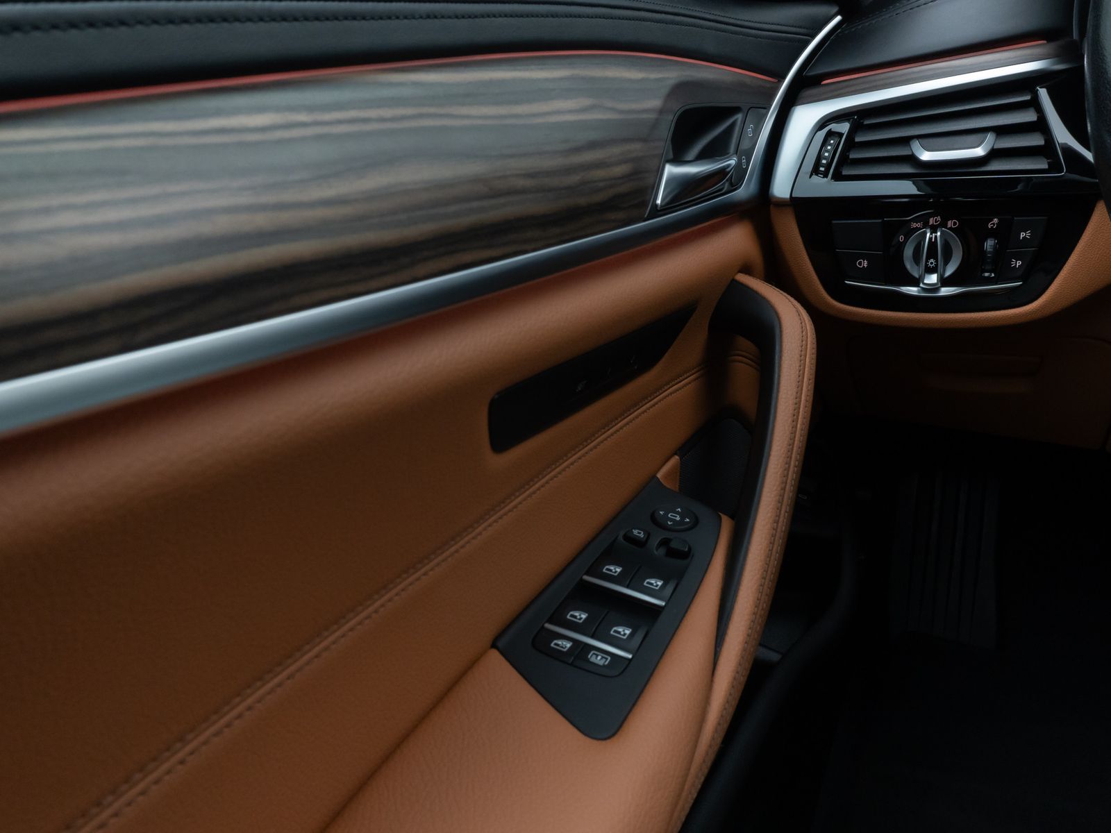 Fahrzeugabbildung BMW 540d xD Kamera Glasdach Laser HUD DAB H/K AHK
