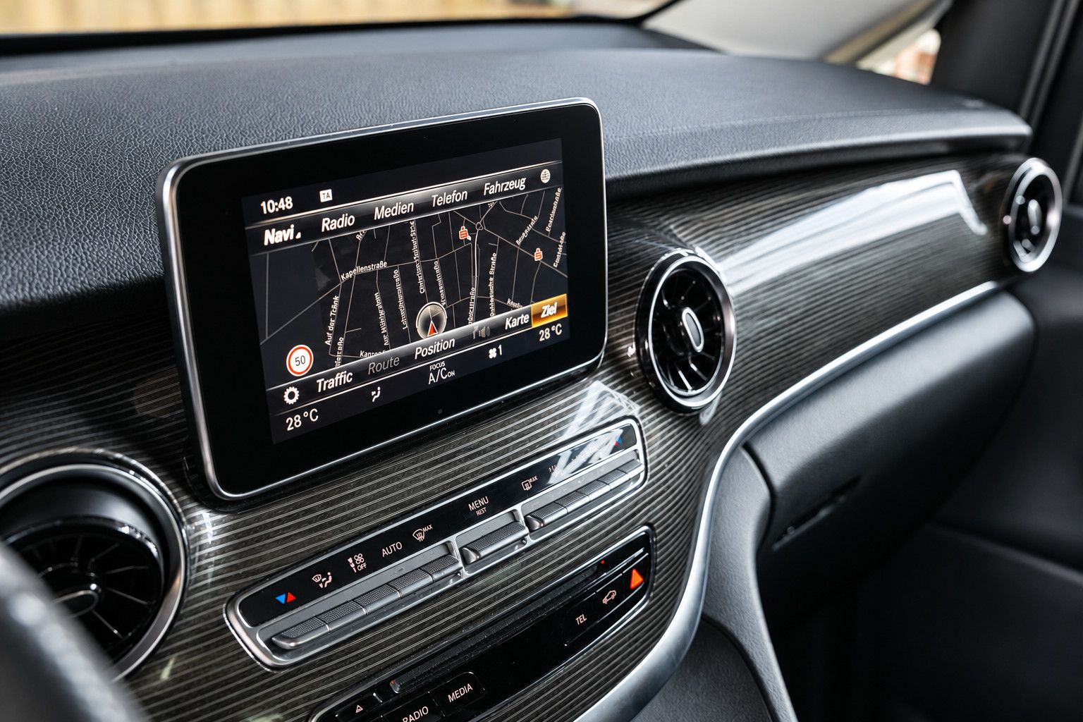 Fahrzeugabbildung Mercedes-Benz V 300d lang *Burmester*360°KAM*6-Sitz*SHZ*Navi