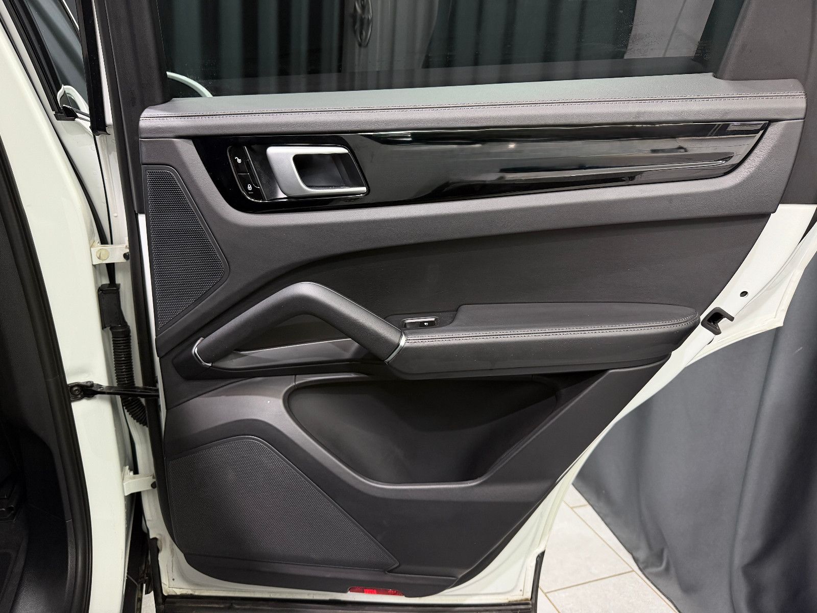 Fahrzeugabbildung Porsche Cayenne E-Hybrid|PANORAMA|SPORT-CHRONO|ACC