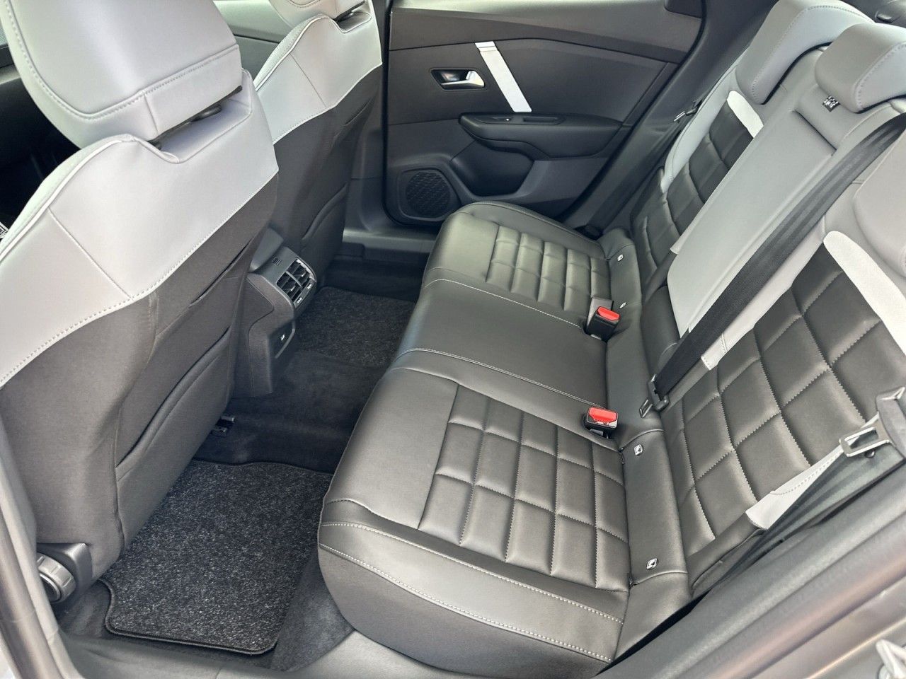 Fahrzeugabbildung Citroën C4 X Hybrid MAX - mit KI generiert/bearbeitet